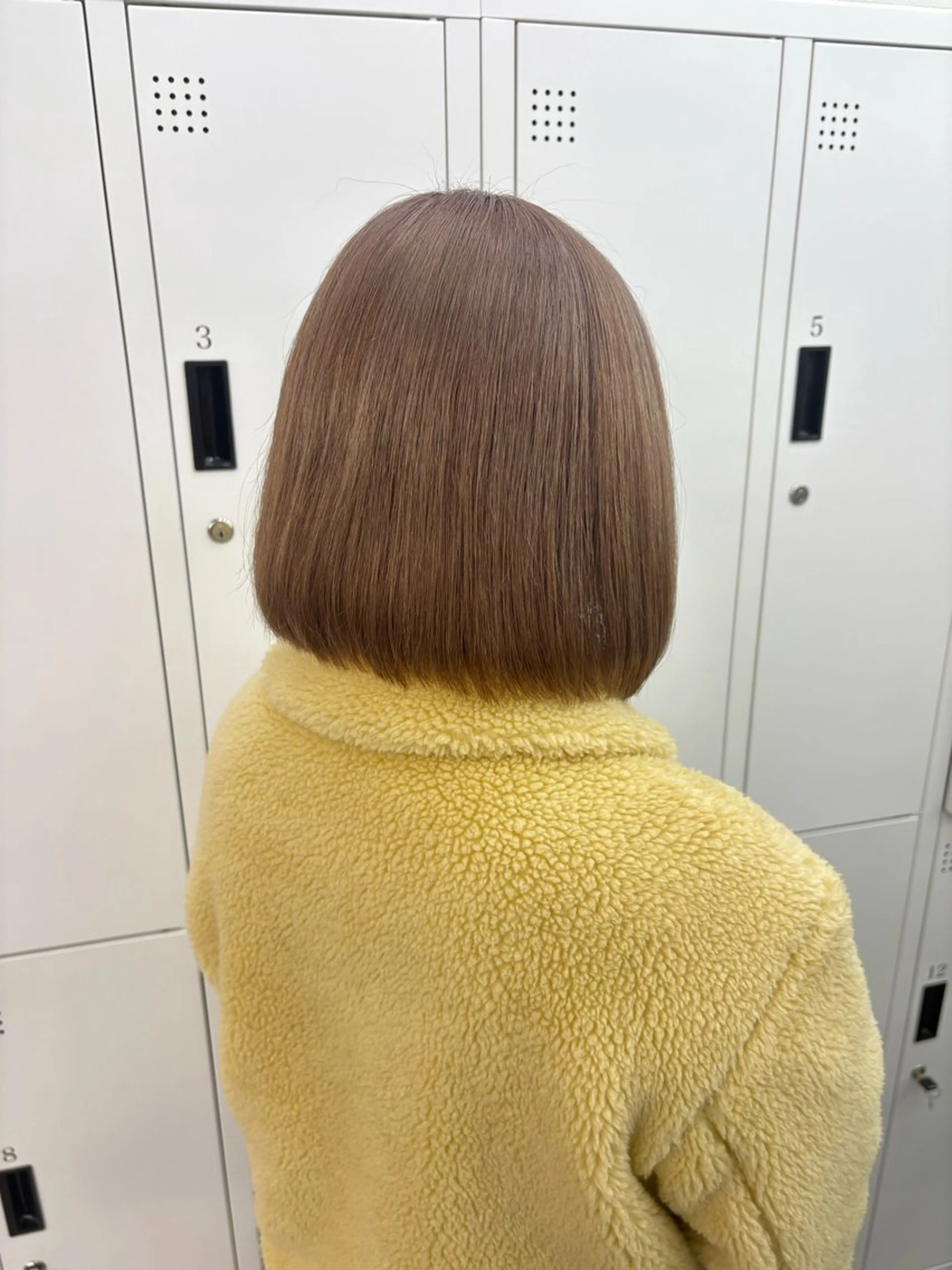 ショート カット 綾乃／デザインカラー ／ハイトーン／ボブのヘアスタイル