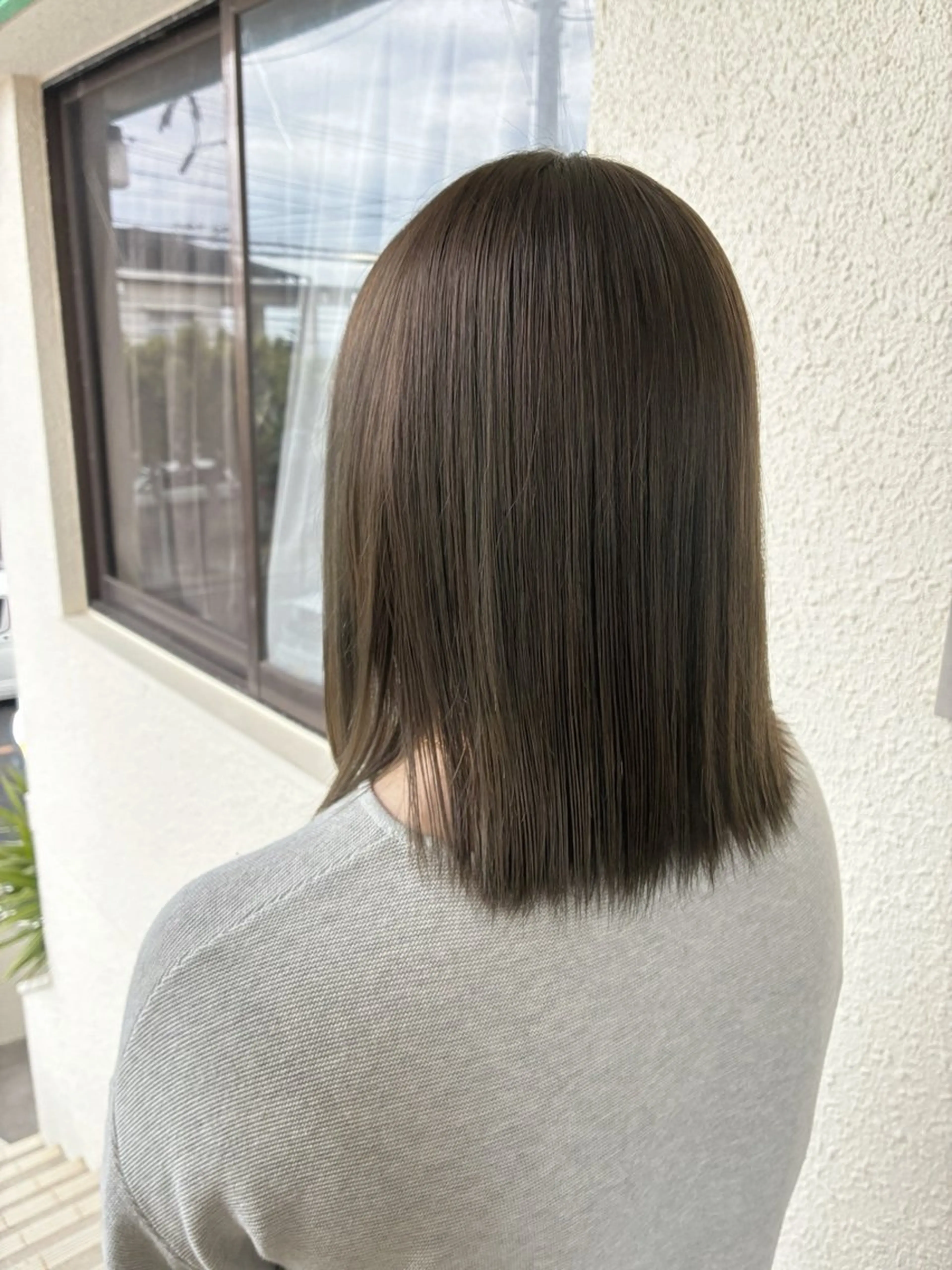 ミディアム カラー ベージュカラー ブリーチ 透明感カラー ブリーチなしカラー オリーブベージュ 長浜 小晴のヘアスタイル
