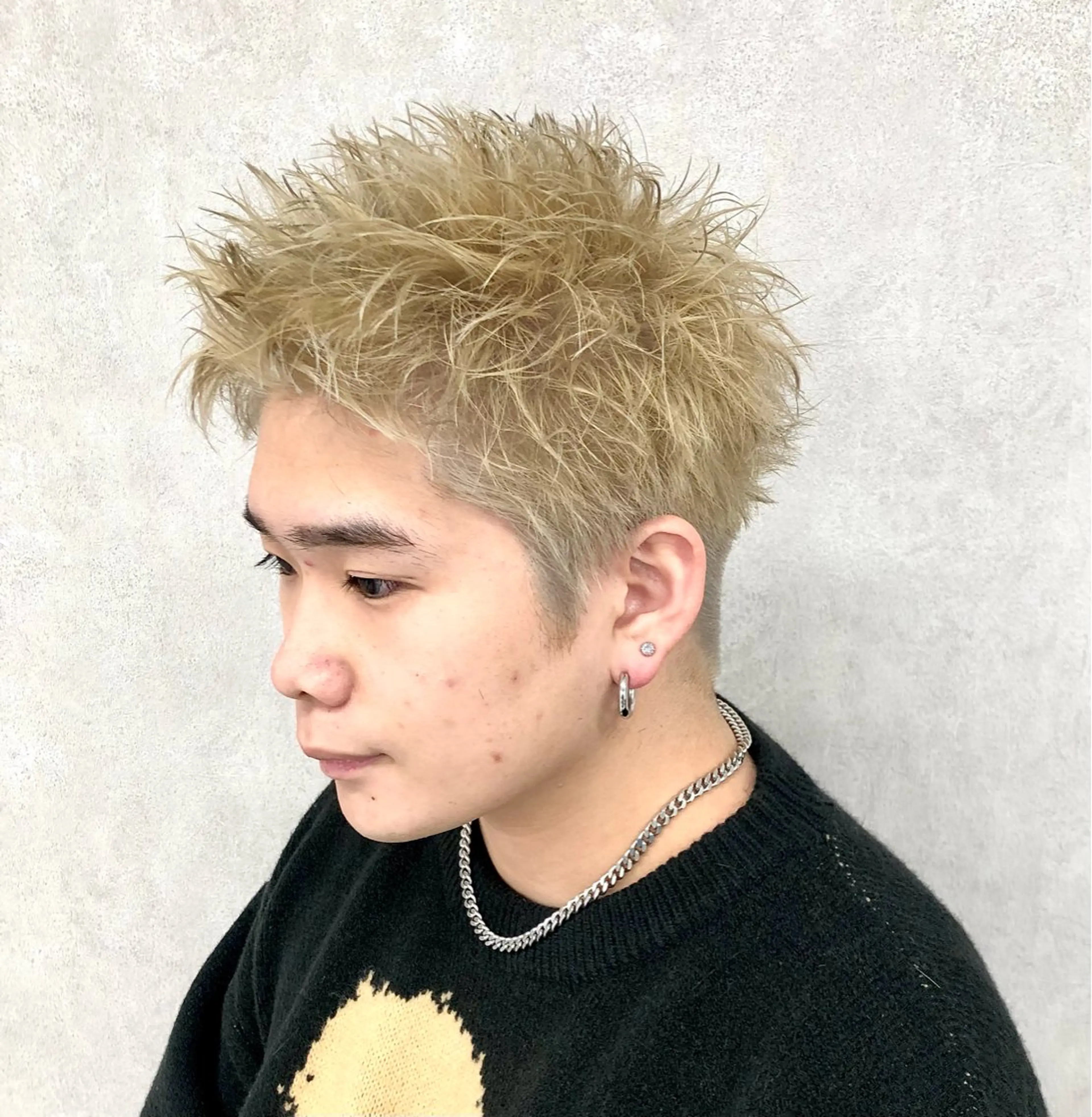 カラー メンズ メンズブリーチ スパイキーショート ベージュカラー ブリーチ ミルクティーベージュ カット ヘアカラー トリートメント ショート、韓国メンズ ヘアのかつらぎのヘアスタイル