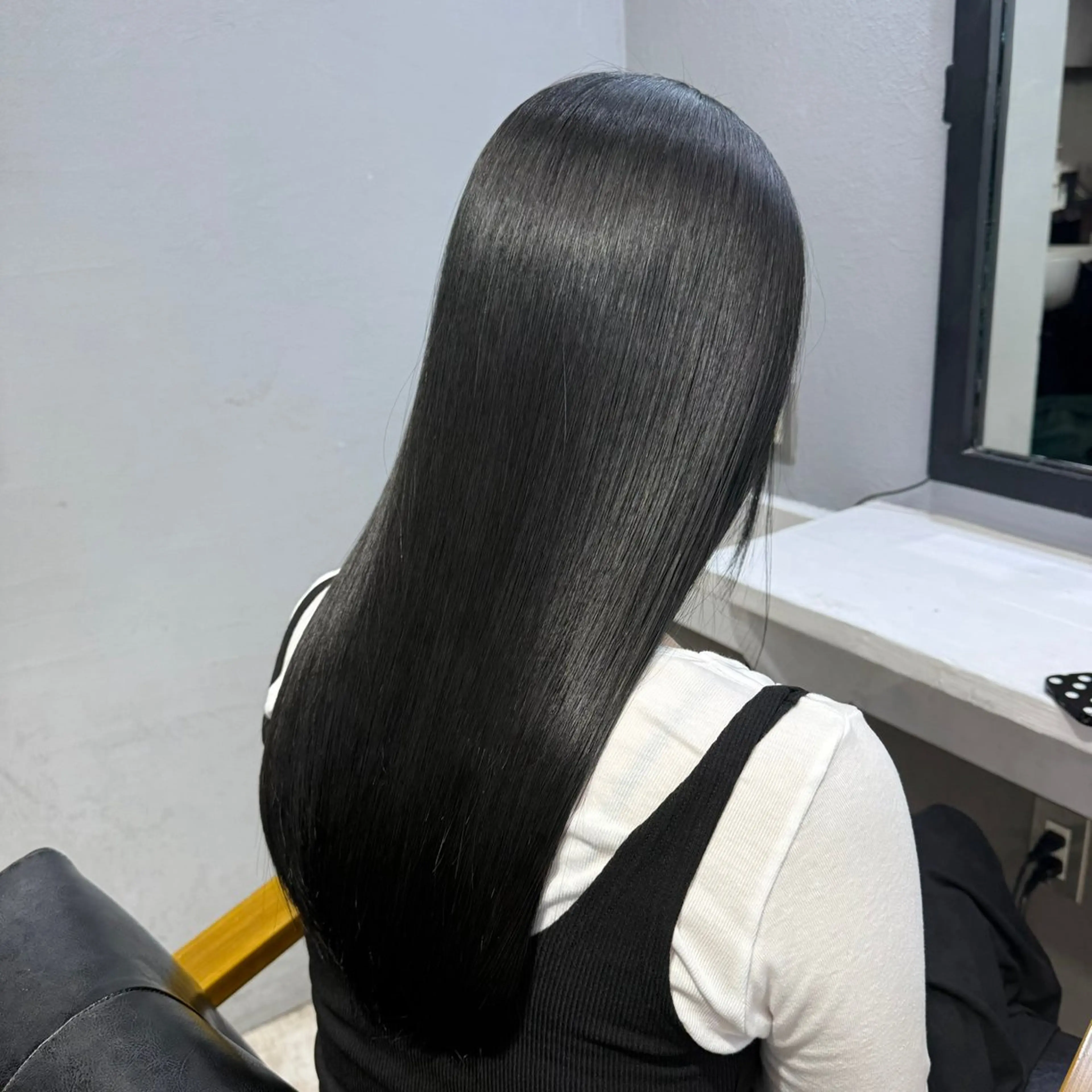 セミロング カラー 黒髪 ブリーチ ブルーカラー ブルーブラック ダークグレー ヘアカラー トリートメント ケアブリーチ/ 髪質改善/上質艶髪のヘアスタイル