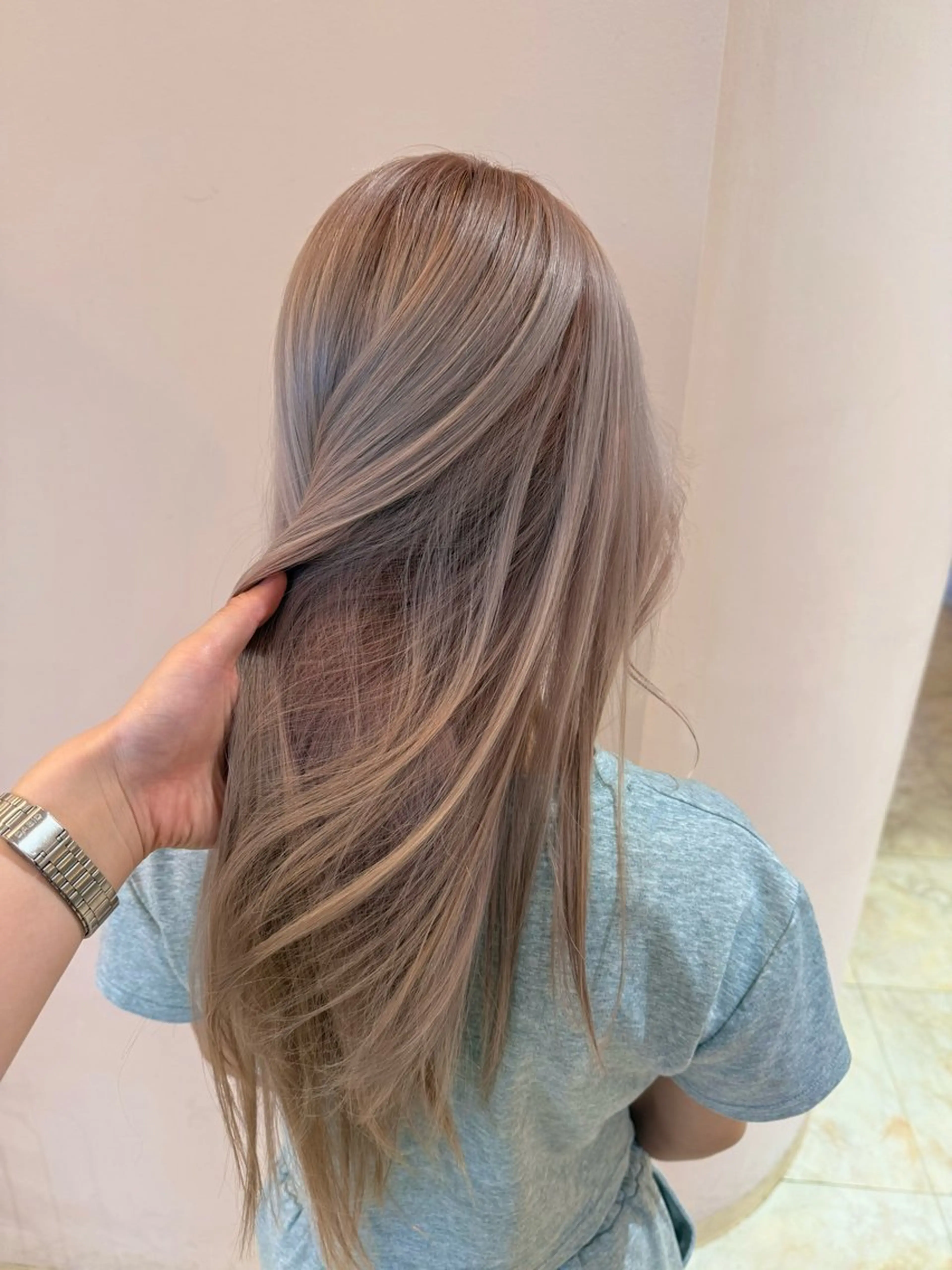 ロング カラー ベージュカラー ブリーチ ピンクカラー ピンクベージュ ホワイトピンク ヘアカラー Reginavita栄店 【レジナヴィータ】所属・鈴木 二依奈のヘアスタイル