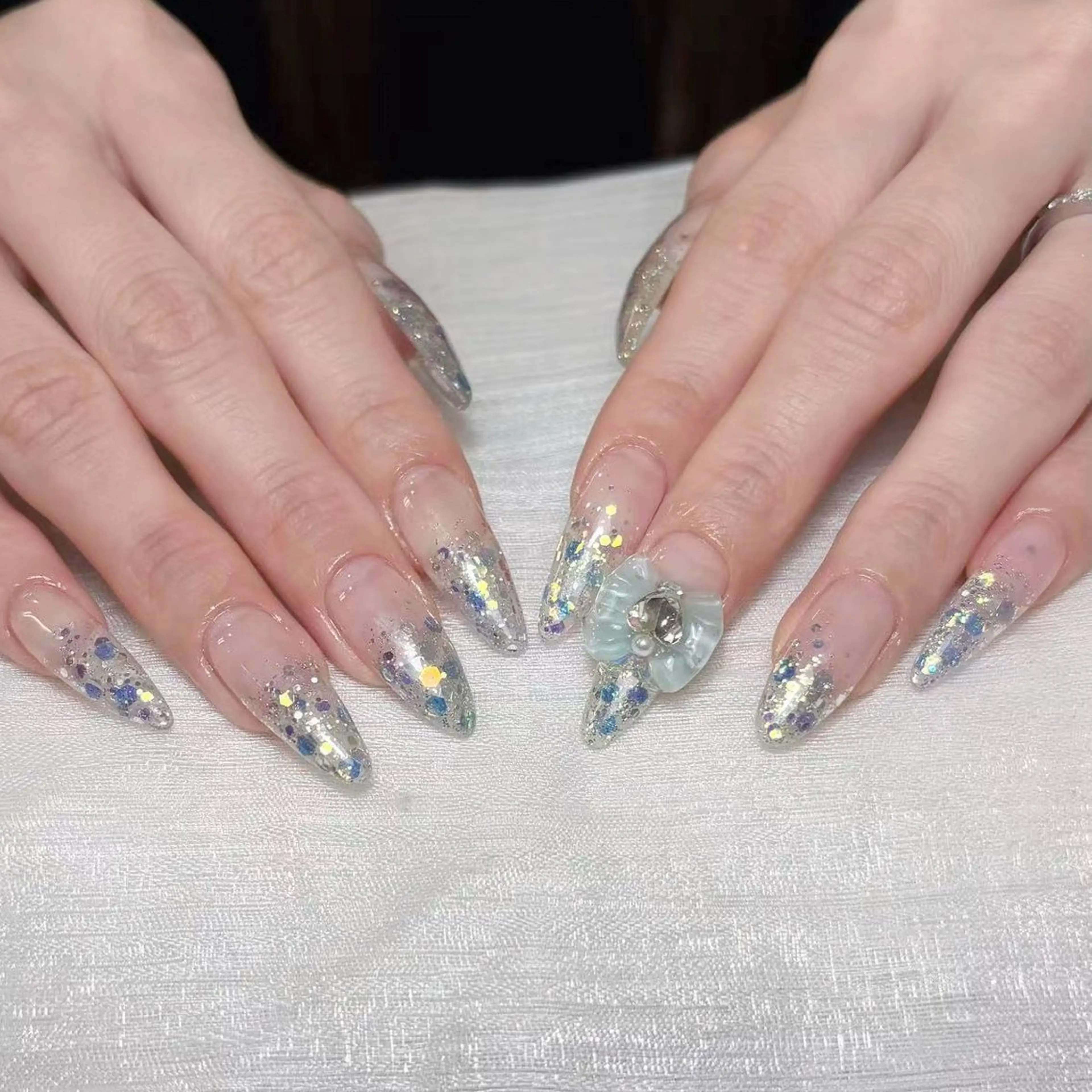 ネイル アートネイル オーロラネイル フラッシュネイル ガーリー キラキラネイル ハンドネイル Una NAILMANAMIのネイルデザイン