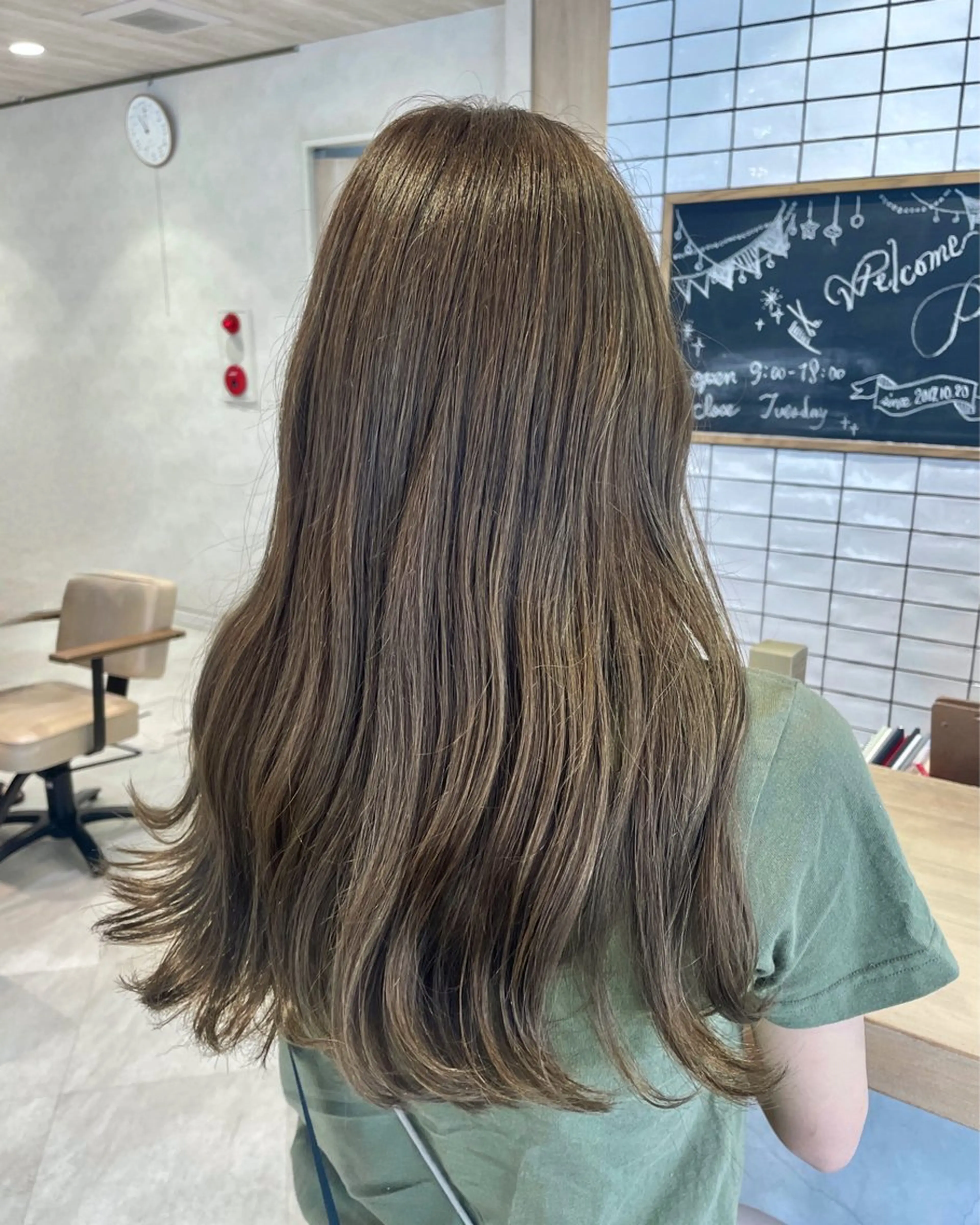 ミディアム カラー アッシュ ベージュカラー オリーブベージュ オリーブカラー カット ヘアカラー カラー/レイヤー/ 髪質改善/PAAQのヘアスタイル
