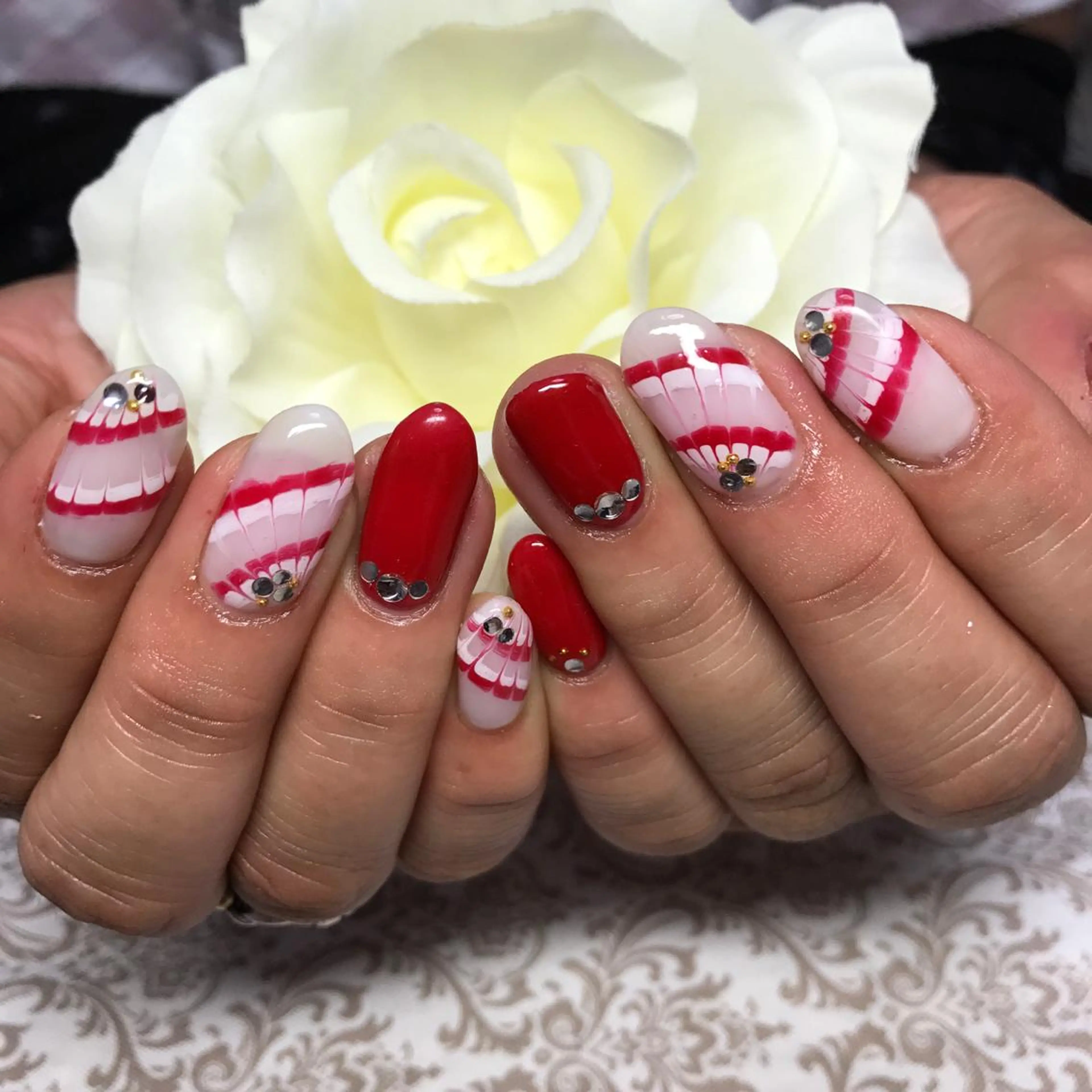 ネイル ピーコックネイル 赤色 COCO +のエステ・リラクイメージ