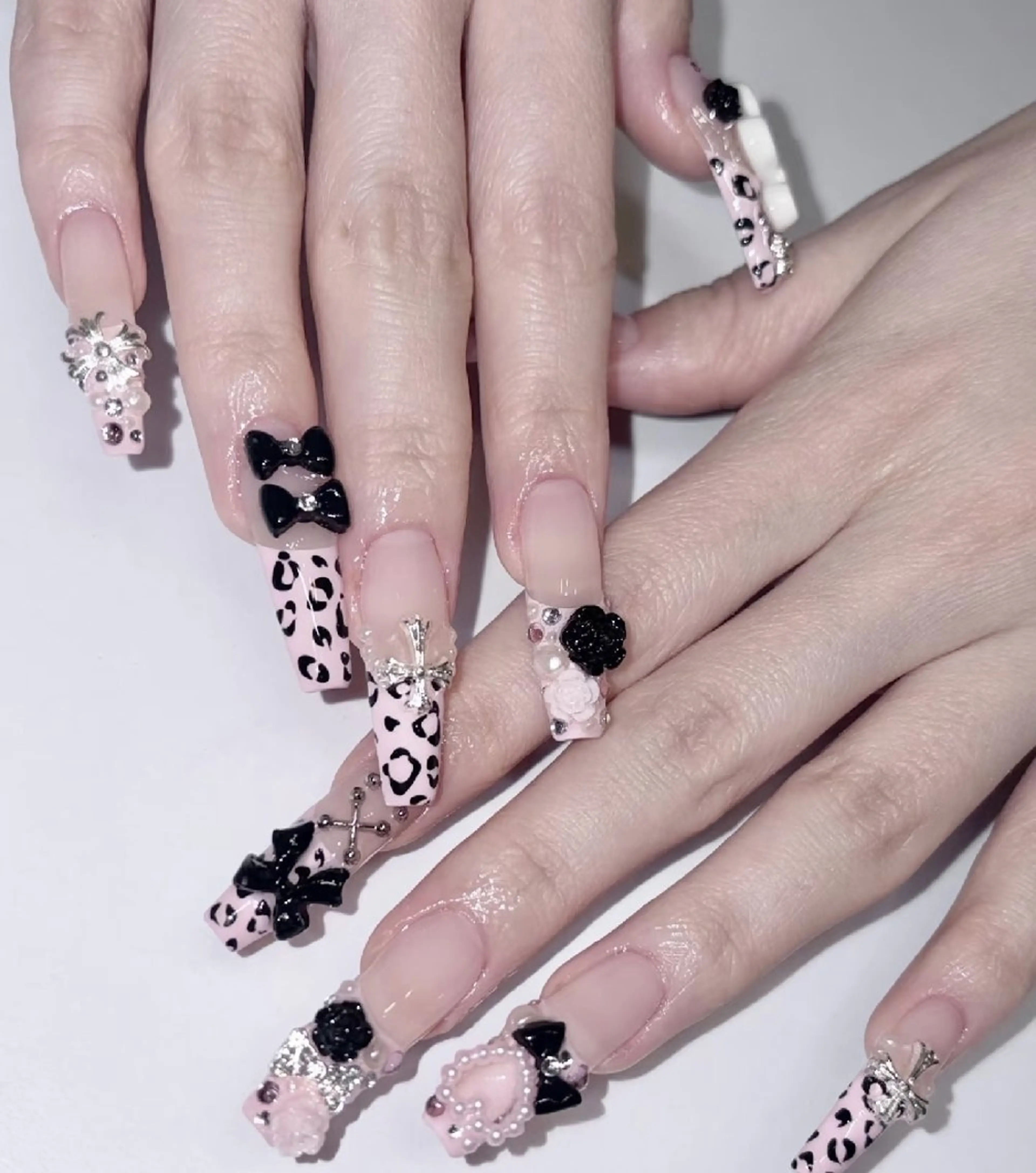 ネイル チークネイル フレンチネイル ジェルネイル ガーリー キラキラネイル ハンドネイル UM Nail Salonのネイルデザイン