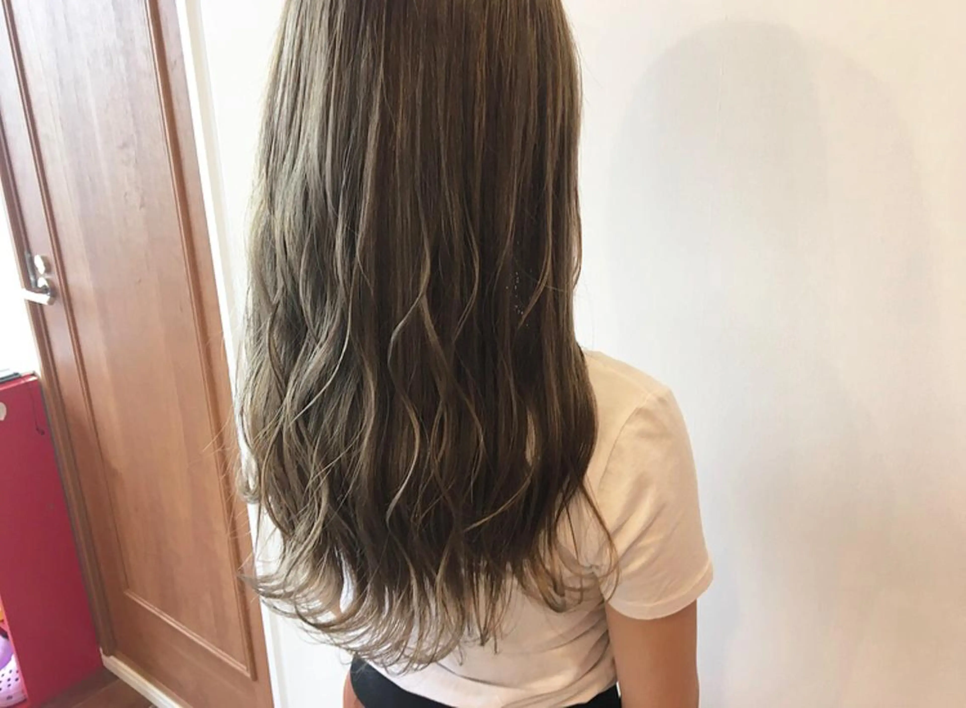 ロング カラー アッシュ ブリーチ 透明感カラー グレージュ ミルクティーグレージュ カット ヘアカラー トリートメント 鈴木 翔梧のヘアスタイル