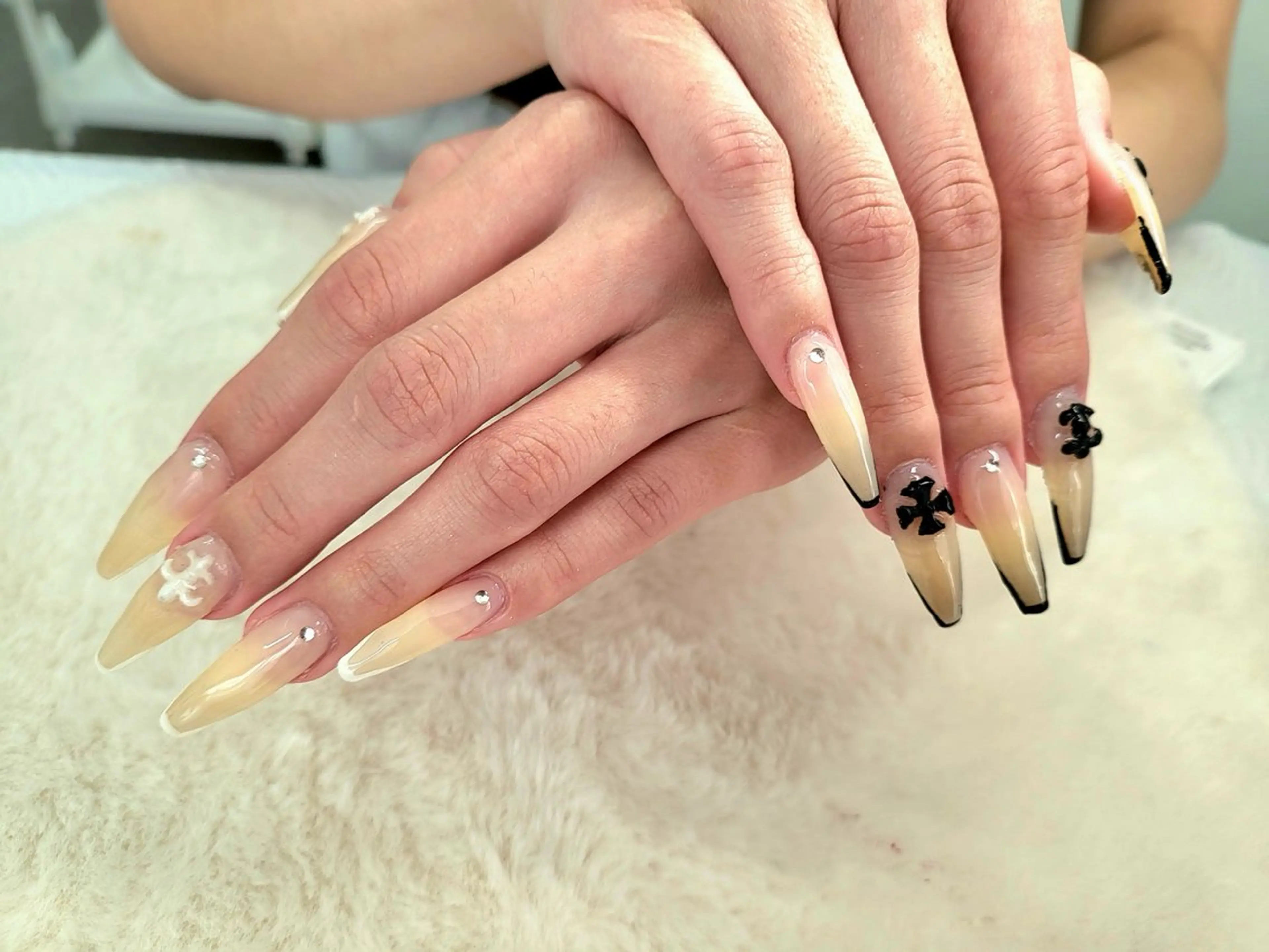 ネイル 長さ出し フレンチネイル ロングネイル スーパーロングネイル ハンドネイル ハンドケア 心斎橋Salon Epokkuのネイルデザイン