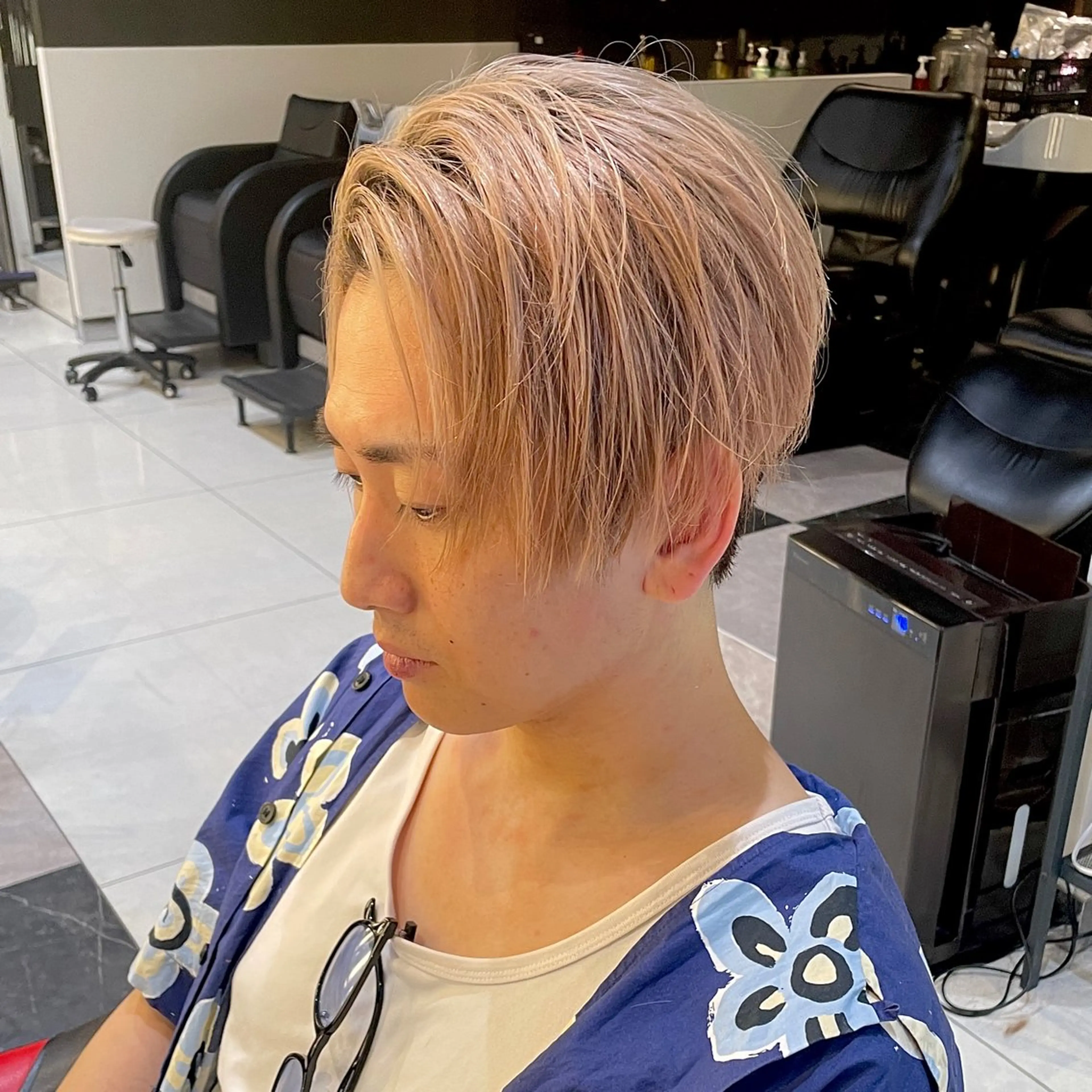ショート カラー メンズ メンズハイトーン 刈り上げ ハイトーンカラー カット ヘアカラー メンズヘア特化 崎田 成人のヘアスタイル