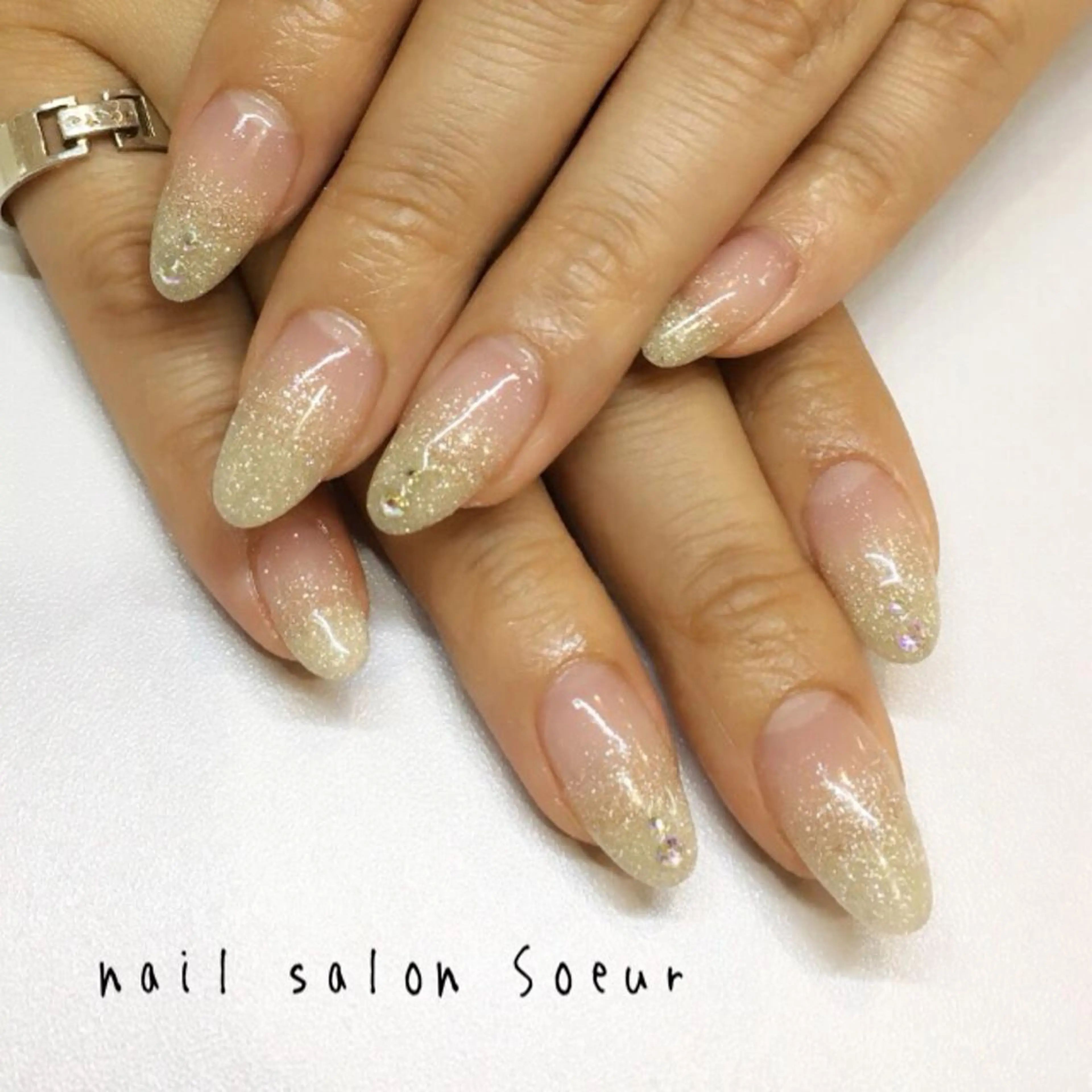 ネイル 長さ出し ゴールド ラメ(グリッター) ラメグラデーション スカルプネイル ハンドネイル nail salon Soeurのネイルデザイン