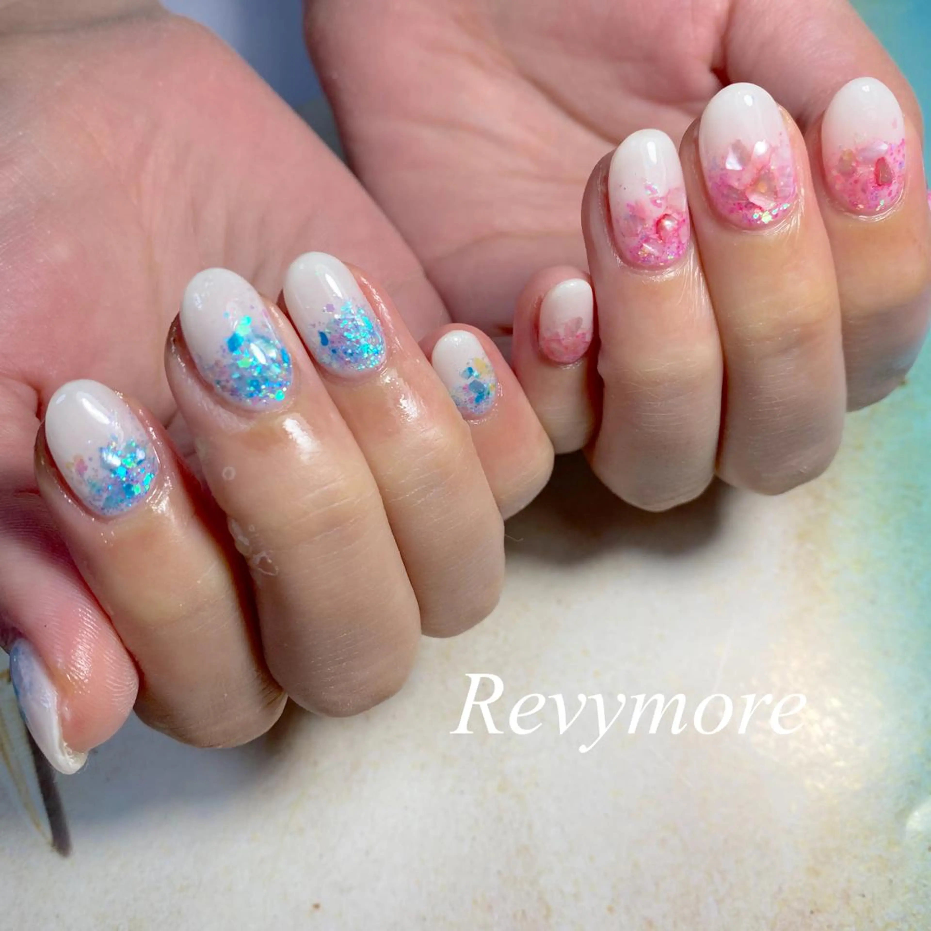 ショート ネイル 韓国風ヘア ジェルネイル グラデーション キラキラネイル 韓国ネイル nail salon Revymore所属・nail salon Revymoreのネイルデザイン