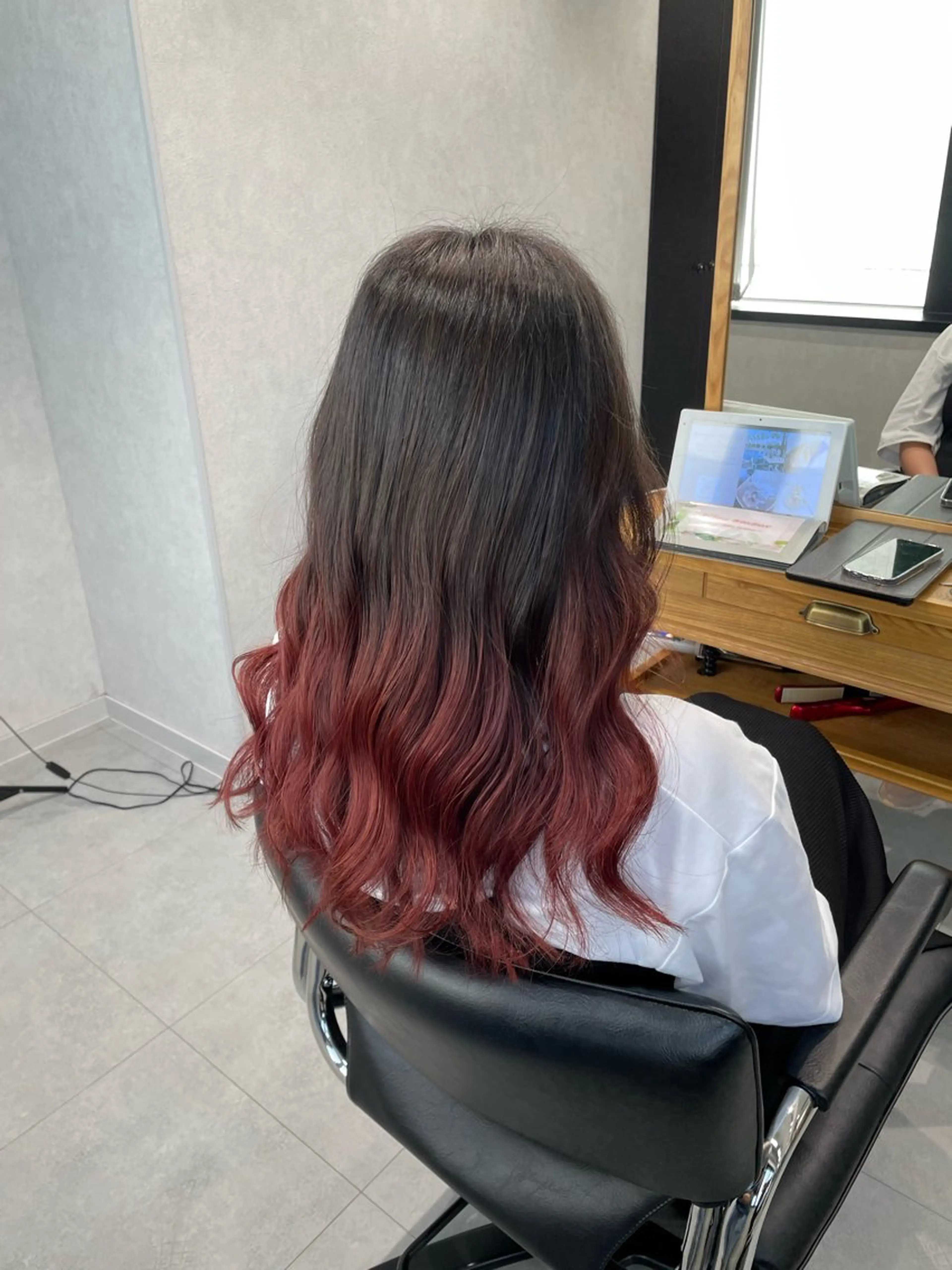 ロング カラー バレイヤージュ ピンクカラー レッドカラー レイヤーカット なりたいを叶えます！ 出口 紗依のヘアスタイル