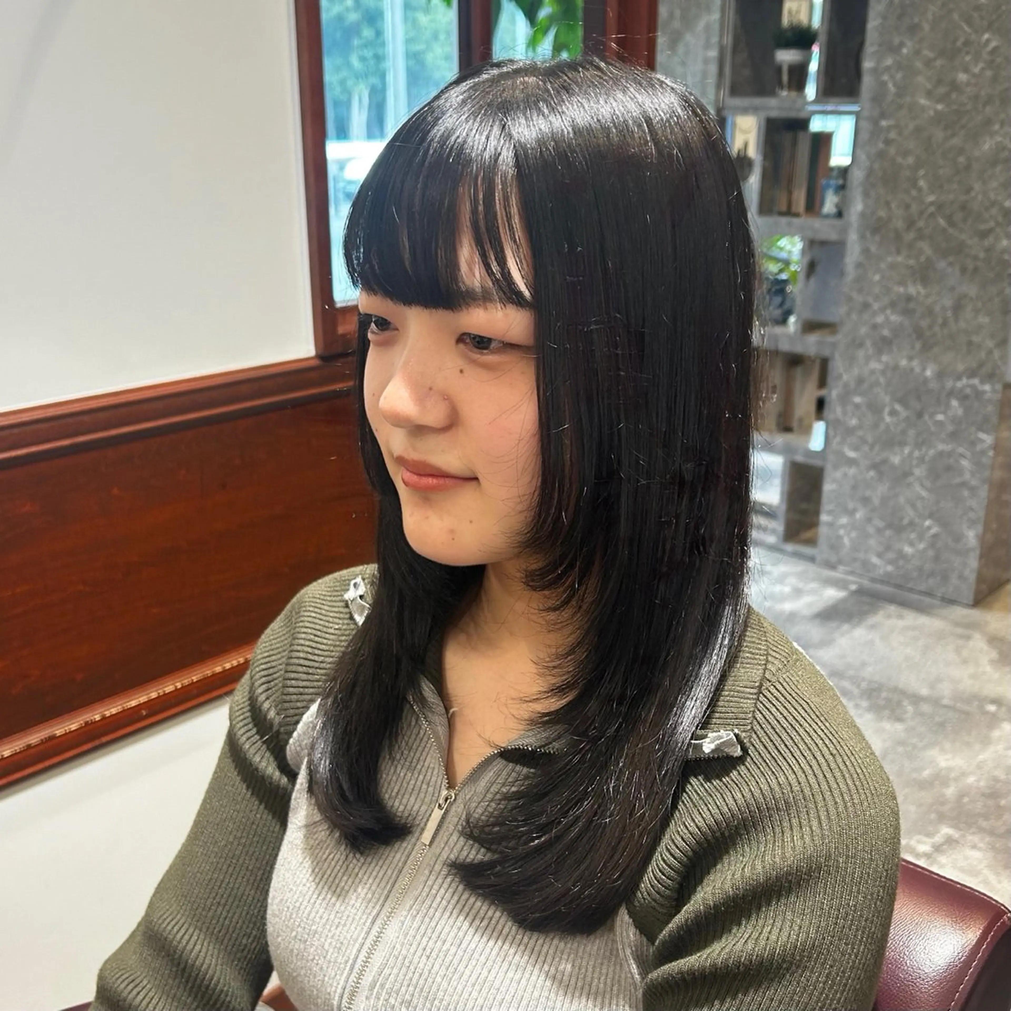 セミロング カット 永縄 ゆい真のヘアスタイル