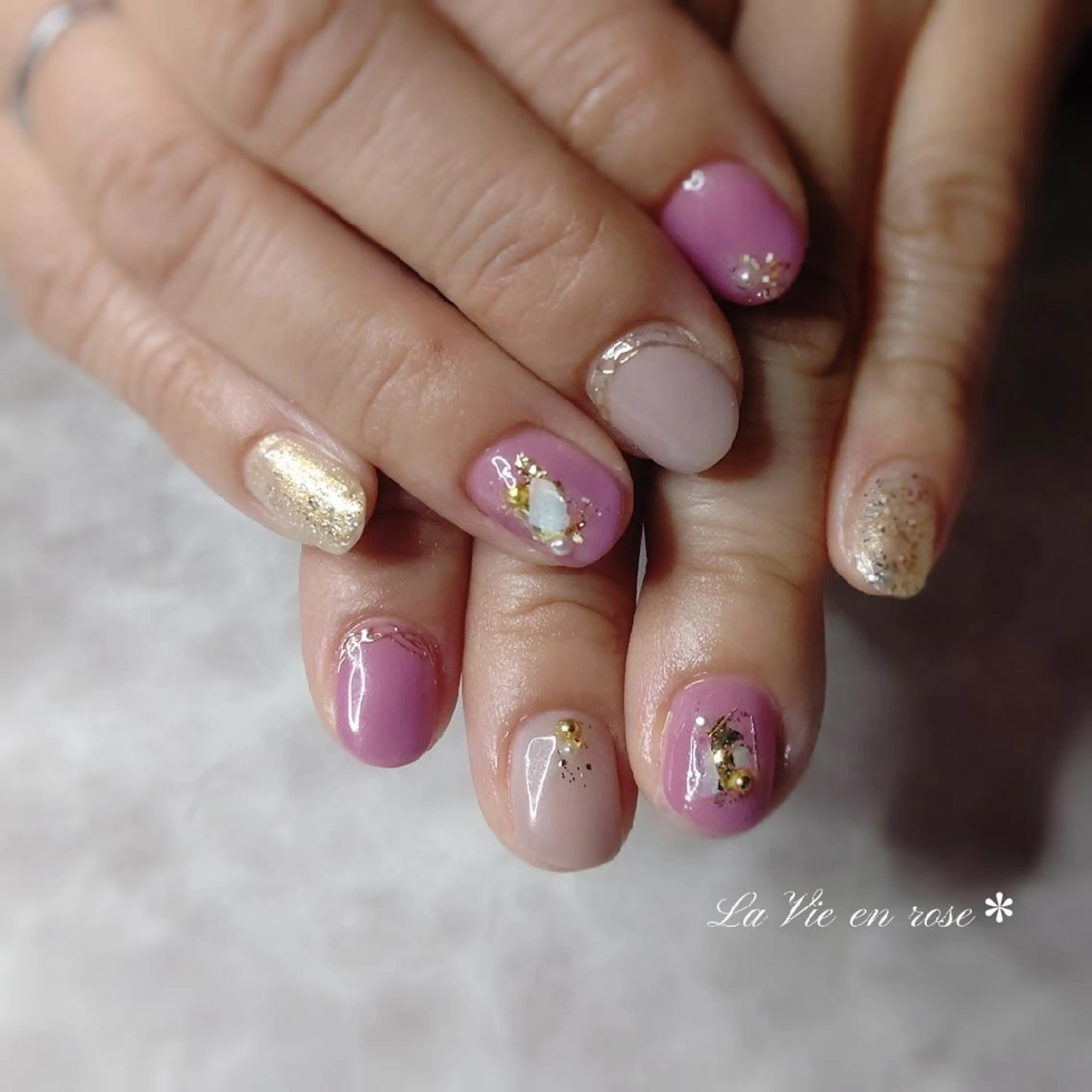 ネイル ゴールド キラキラネイル ミラーネイル パープル ラヴィアン ローズのネイルデザイン