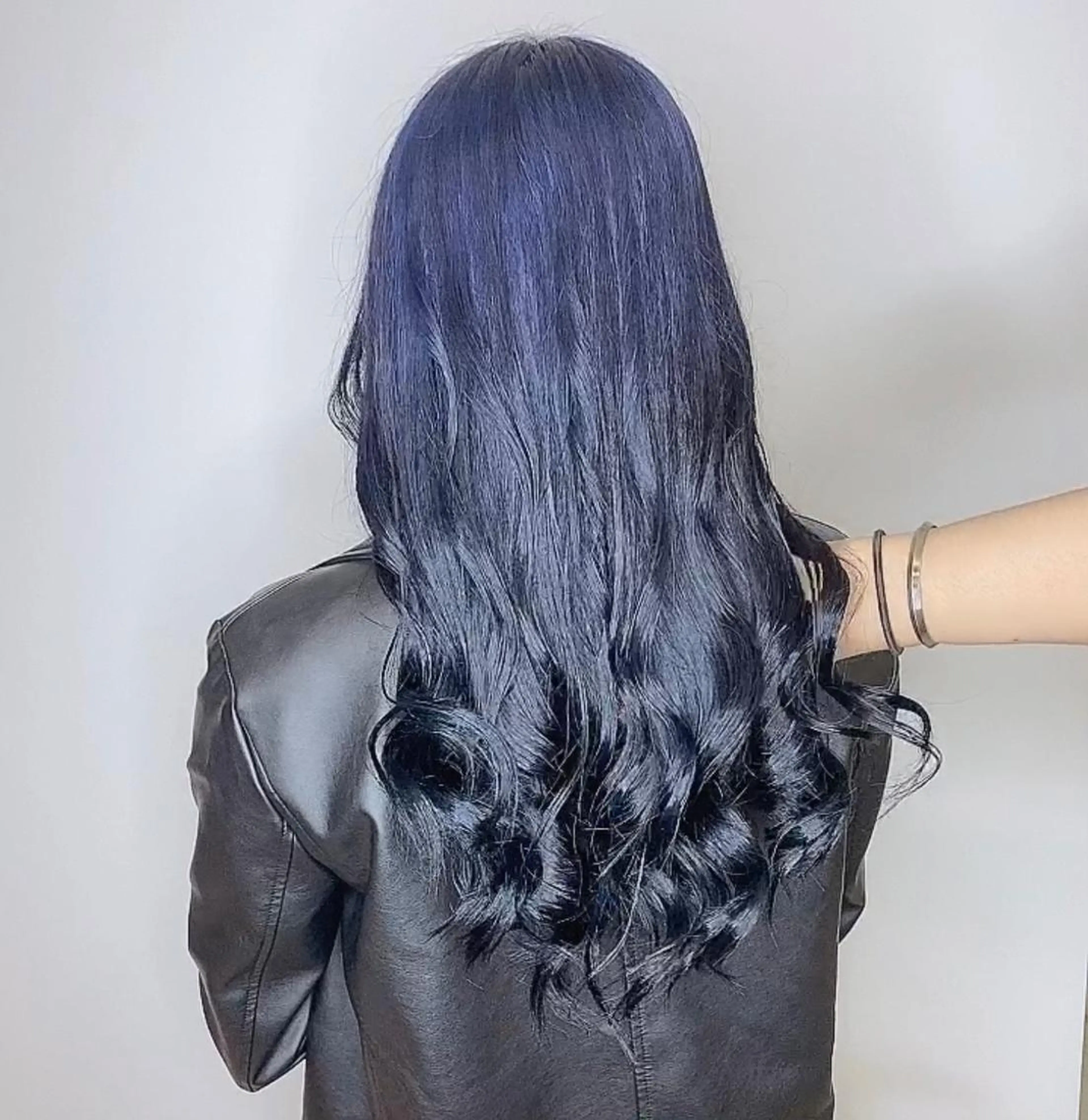 セミロング カラー ブルーカラー ネイビーカラー 🥀熊谷ウルフカット あゆむのヘアスタイル