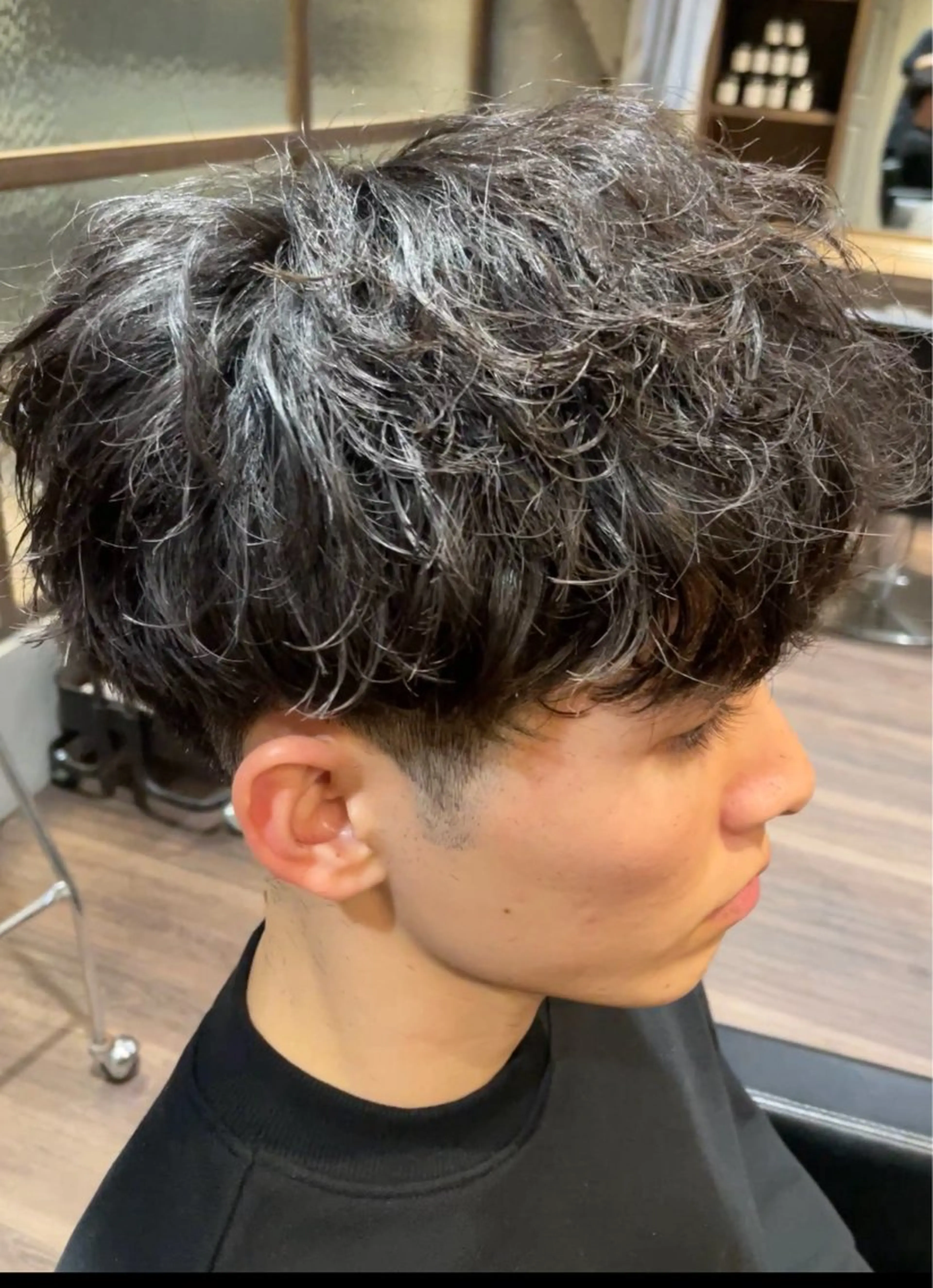 メンズ センターパート メンズハイトーン マッシュウルフ マッシュ メンズパーマ メンズヘア/岩舘 真斗のヘアスタイル