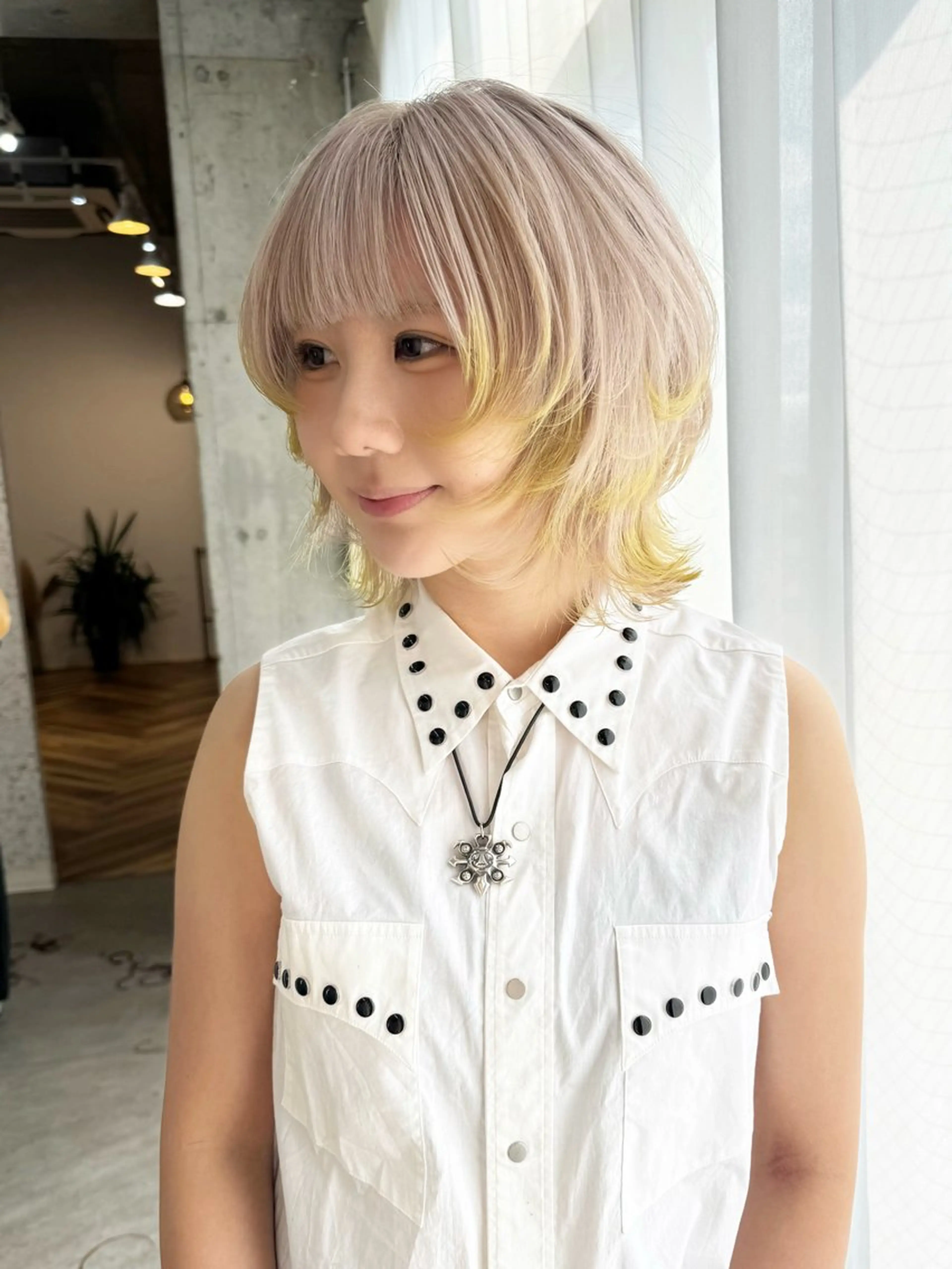 ミディアム カラー ヘアアレンジ ボブレイヤー ミディアムパーマ ブリーチ ブロンド ケアブリーチ ヘアカラー トリートメント lani ブリーチ /ダブルカラーのヘアスタイル