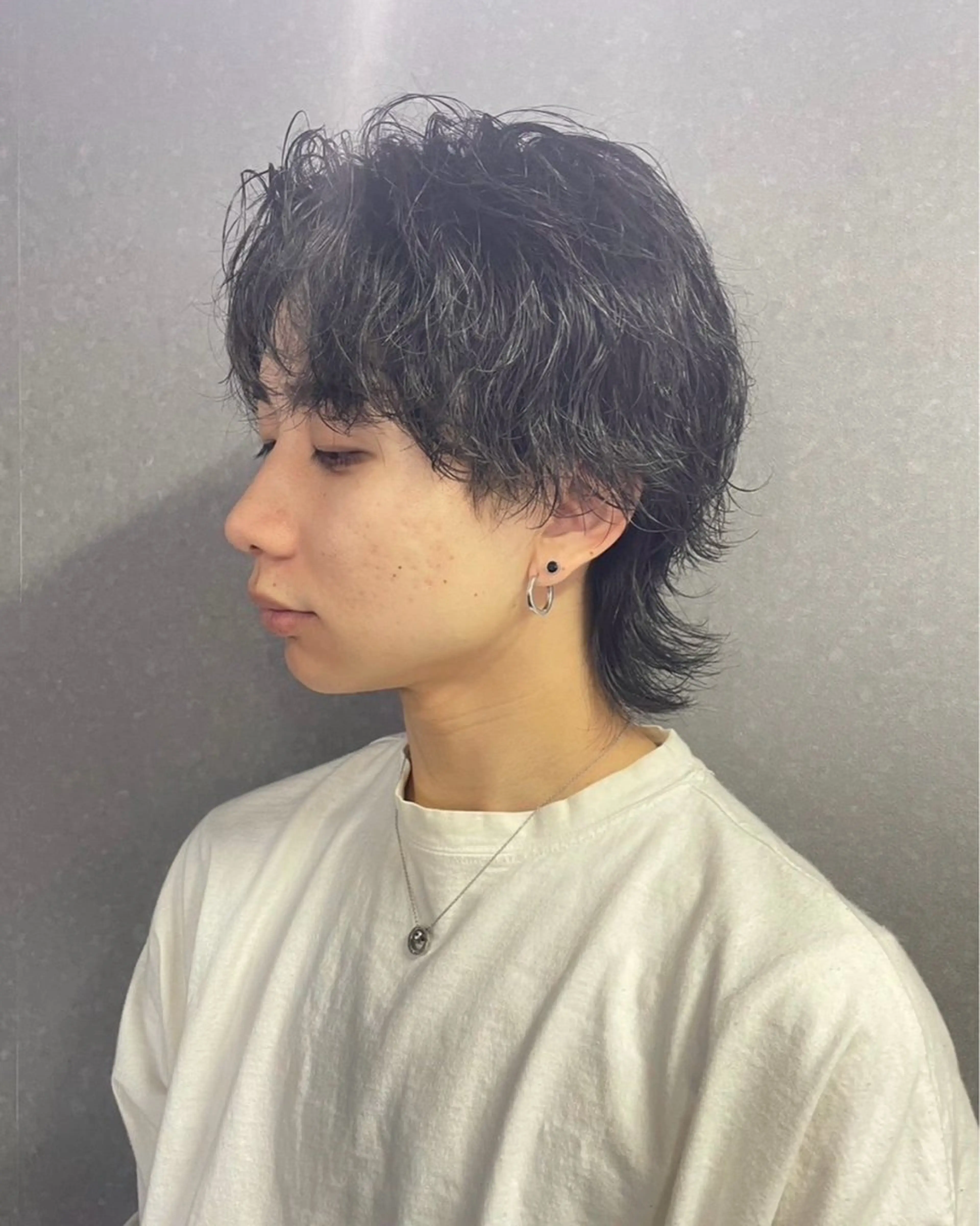 ミディアム メンズ ミディアムパーマ メンズパーマ メンズウルフカット ウルフカット マエダルイ🌐 レイヤースタイルのヘアスタイル