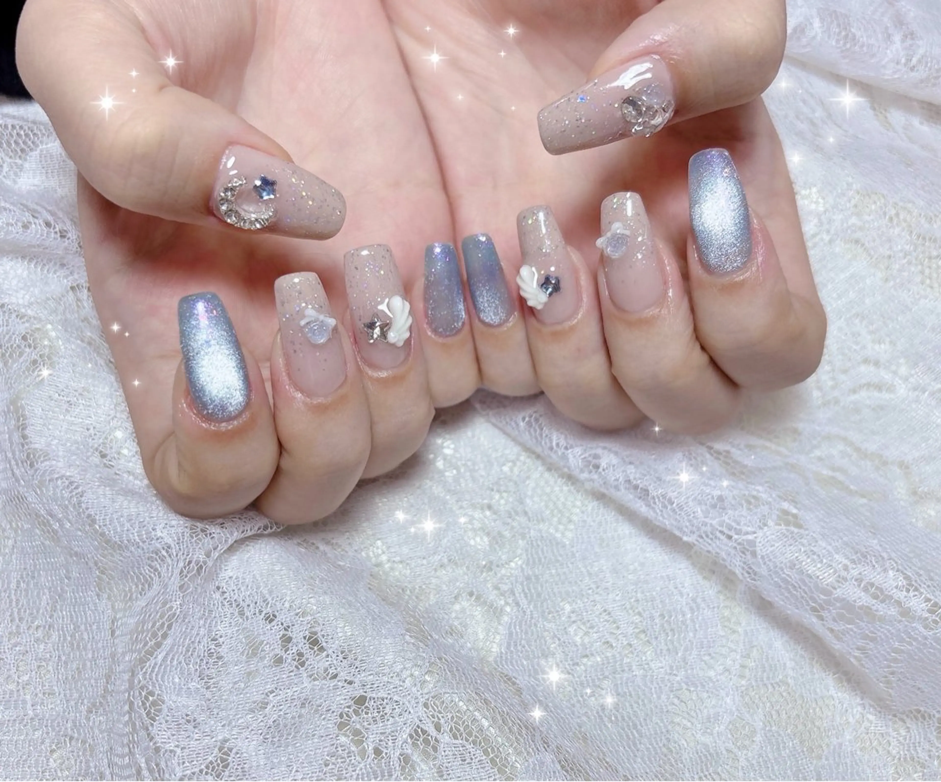 ネイル オーロラネイル ブルー グラデーション マグネットネイル ホワイト ハンドネイル FLARE NAIL フレアネイルのネイルデザイン