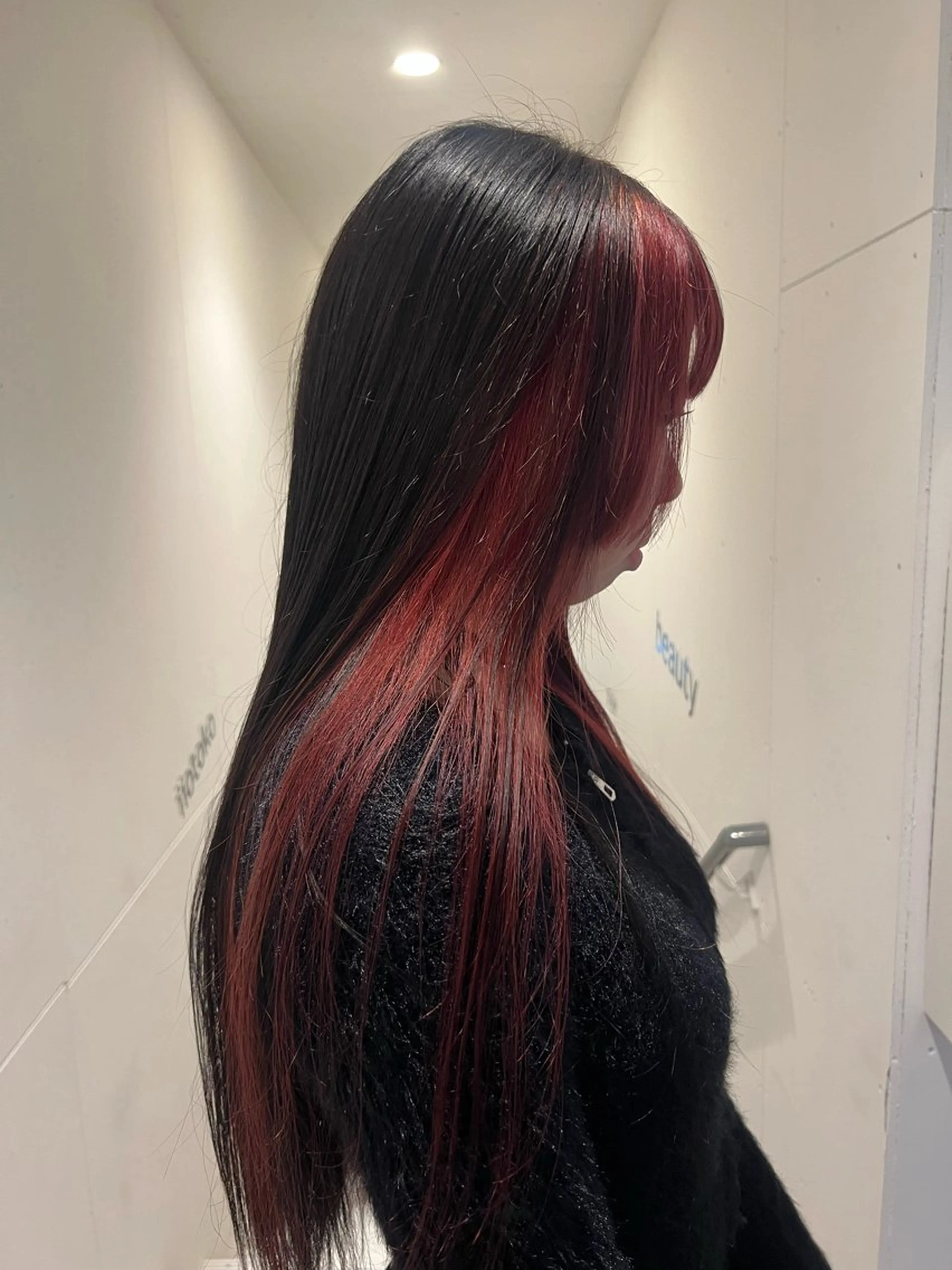 ロング カラー ブリーチ イヤリングカラー インナーカラー レッドカラー ニーナ/MONIQA /ハイトーンカラーのヘアスタイル