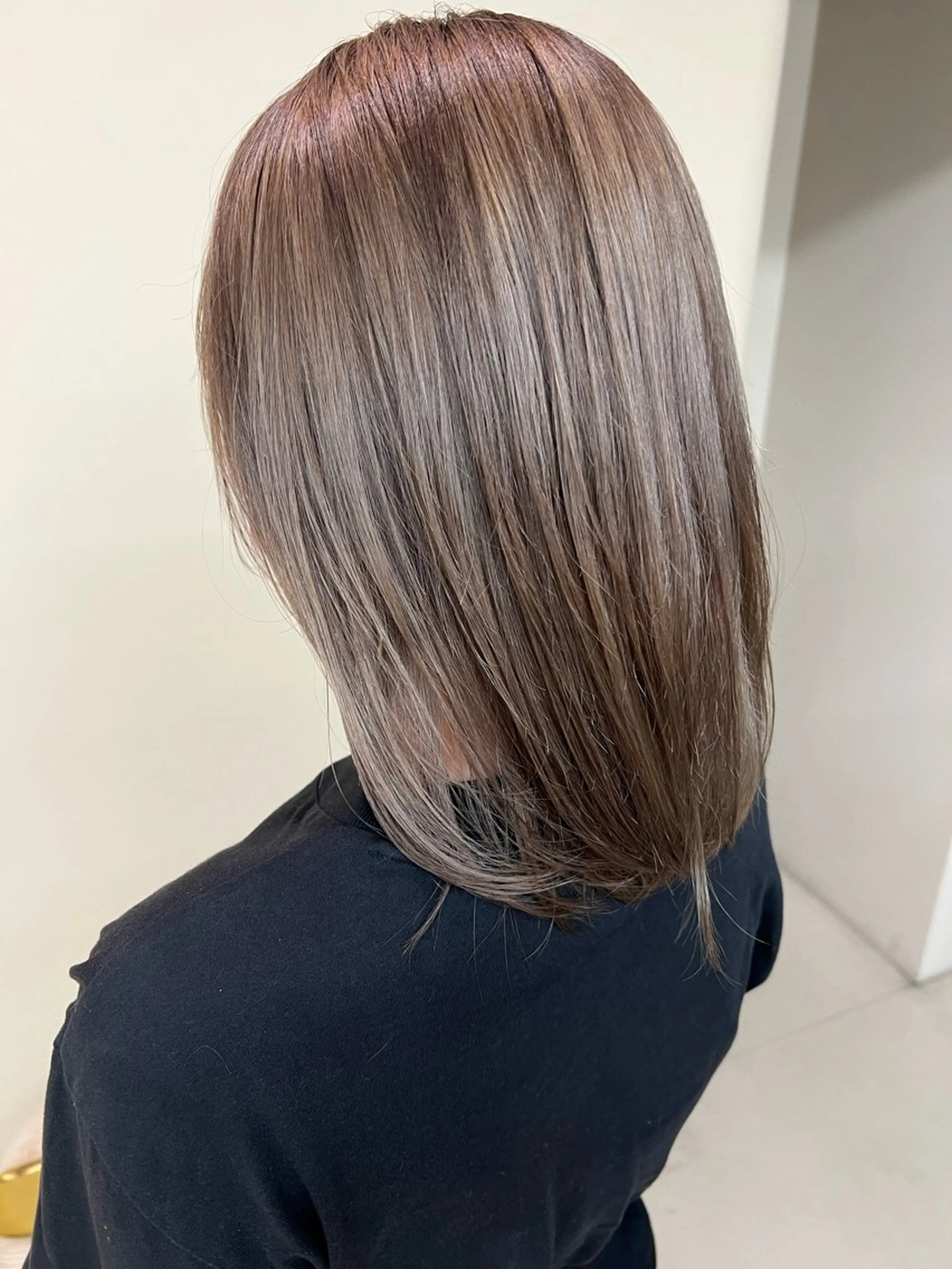 ミディアム カラー ブリーチ カット ヘアカラー kento レイヤーカットのヘアスタイル