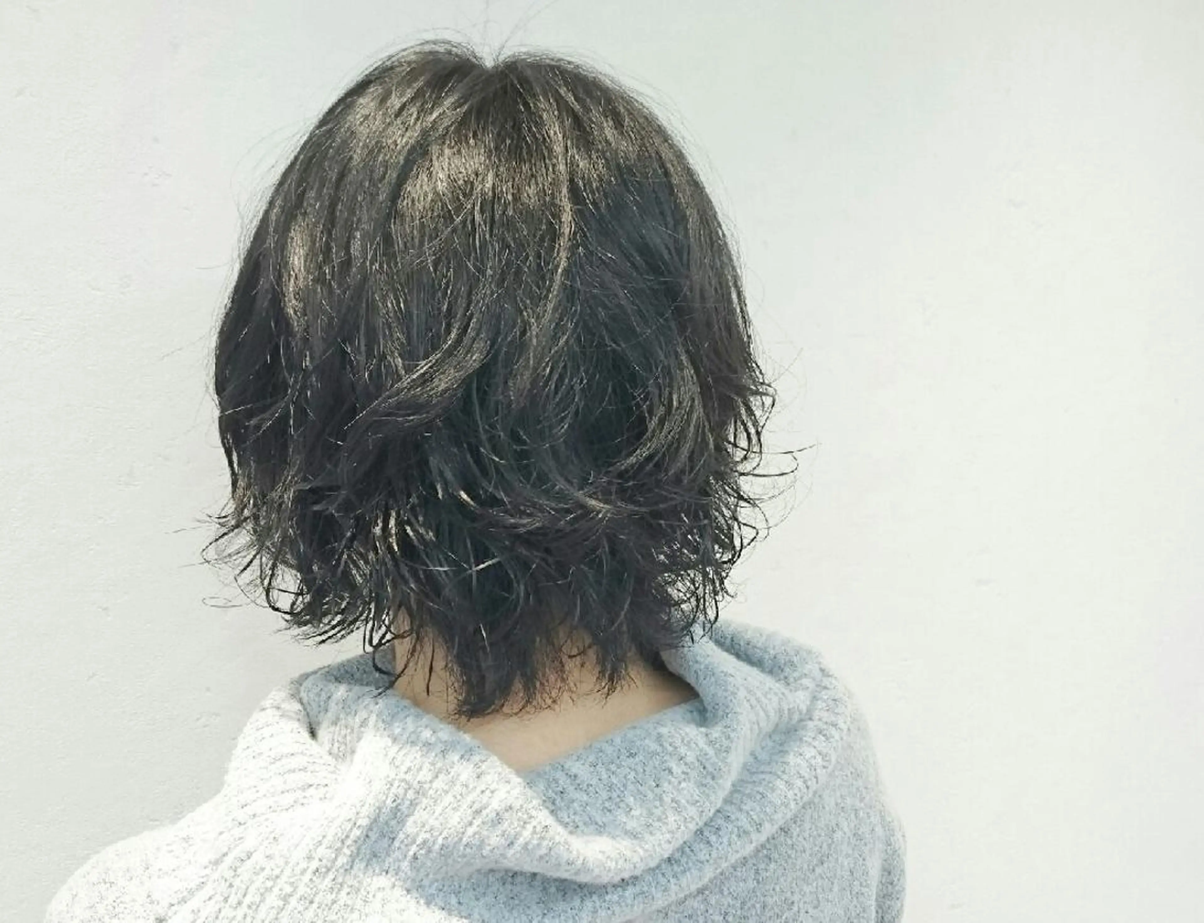 ショート パーマ カラー ダークグレー 透明感ハイライト◎ 伊藤夏海のヘアスタイル