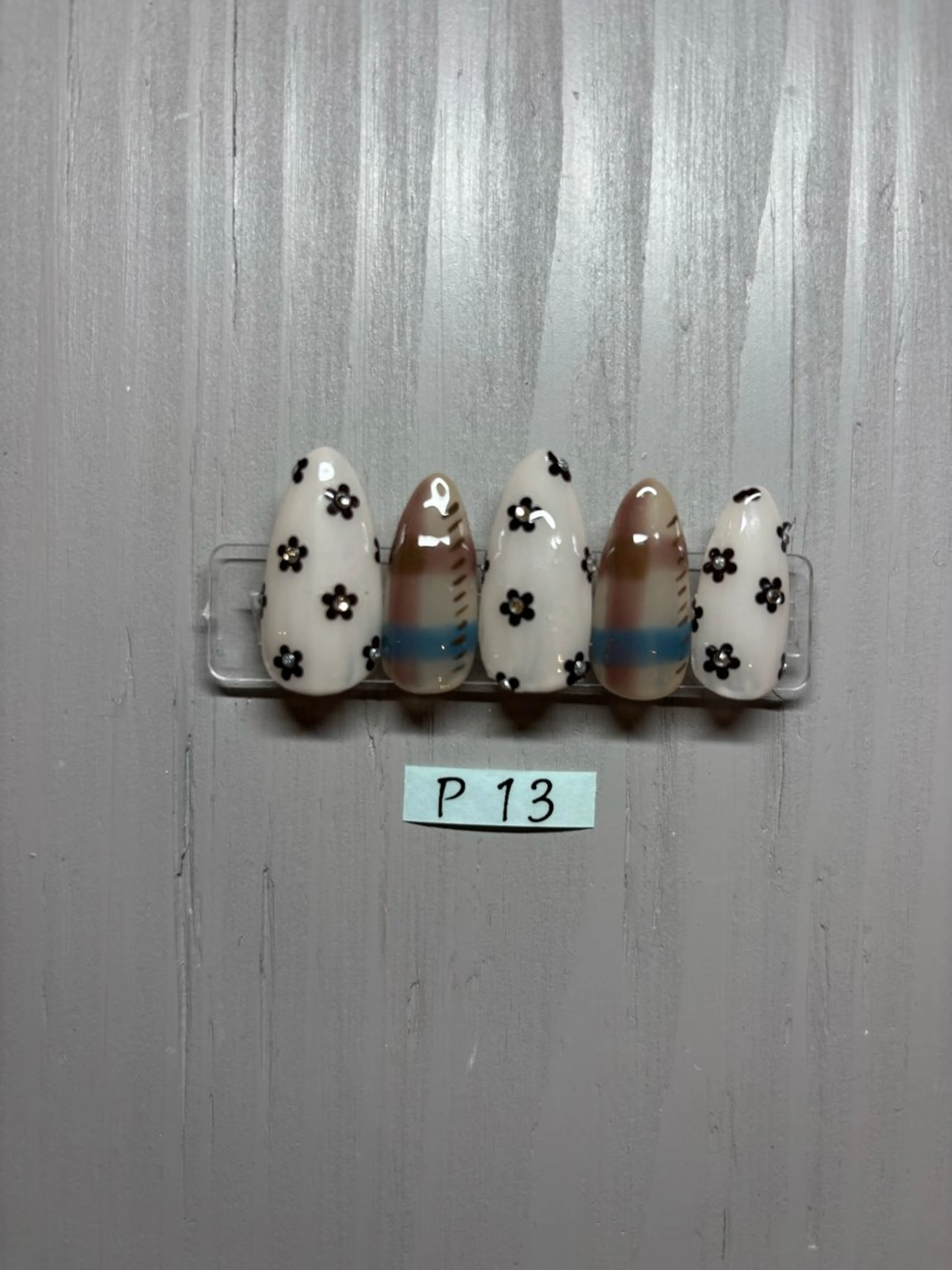 プレミアムデザインネイルP13(オフ込み)の写真