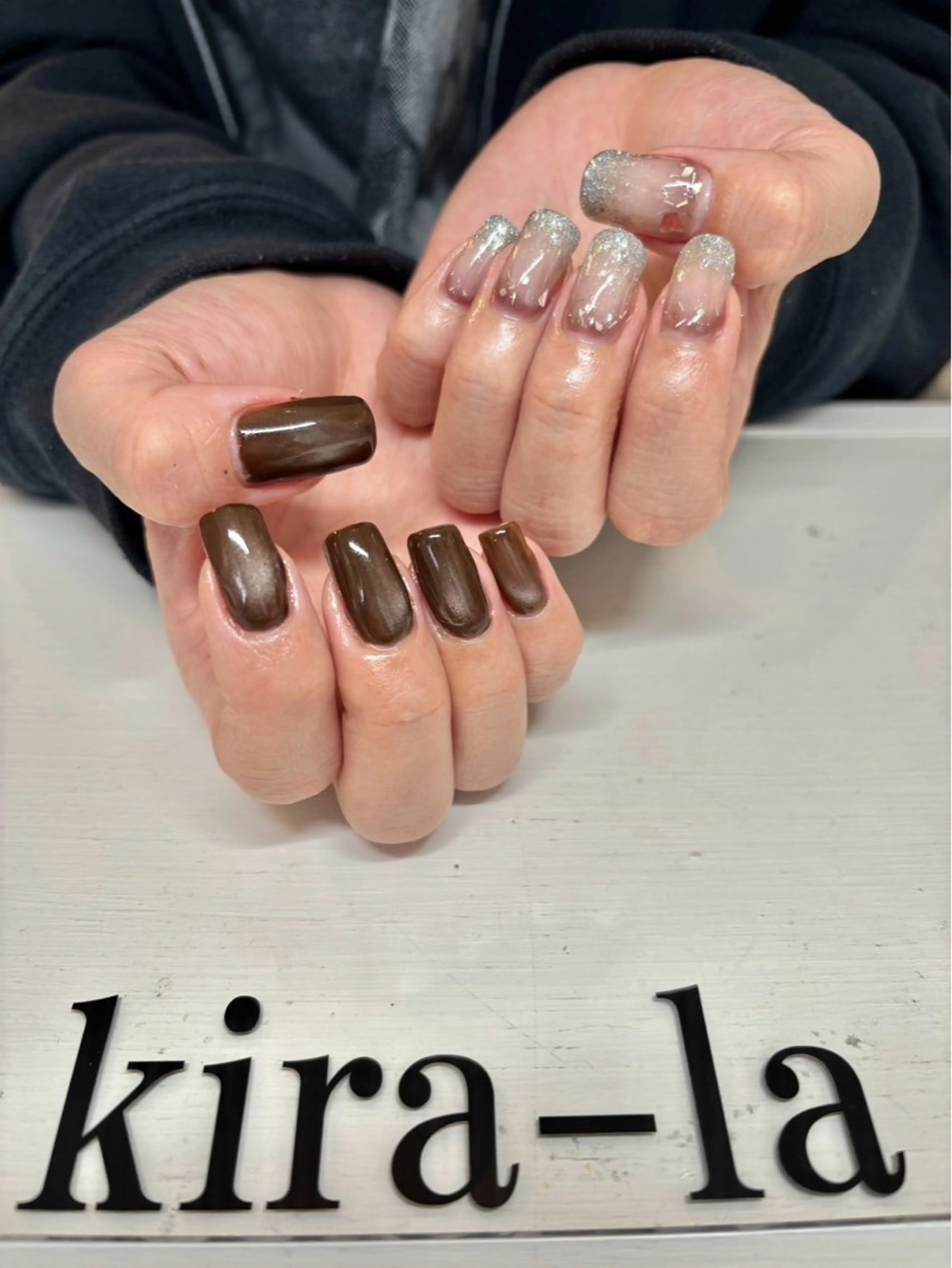 ネイル ブラウン ラメ(グリッター) マグネットネイル ホワイト kira-la キララ･:*..のネイルデザイン