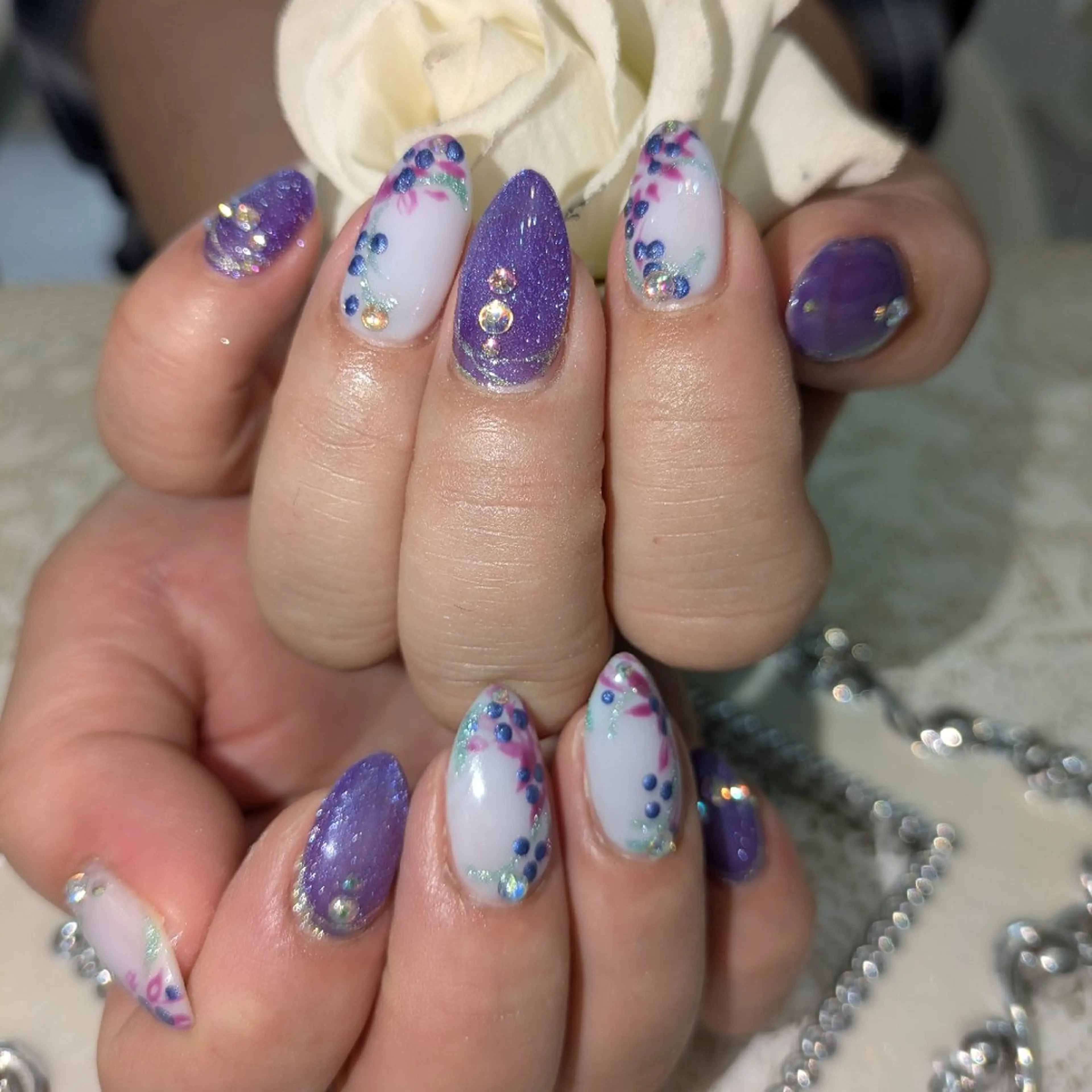 ネイル ブルー エステとネイル ローズコンフォートのネイルデザイン