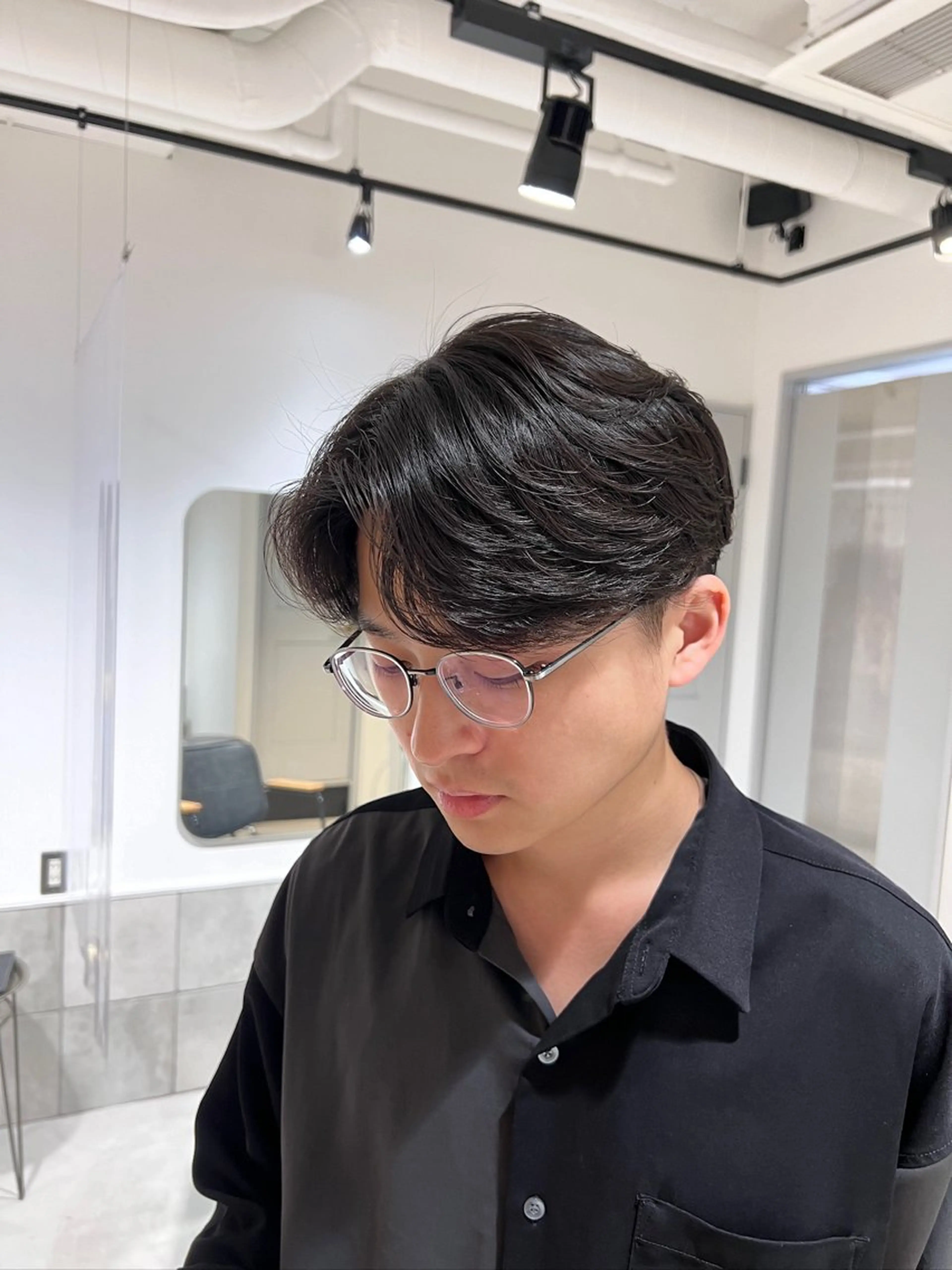 ショート パーマ メンズ センターパート フェザーパーマ メンズ韓国風 メンズパーマ 韓国風ヘア カット パーマ メンズカットパーマ ✂️ JOYAのヘアスタイル