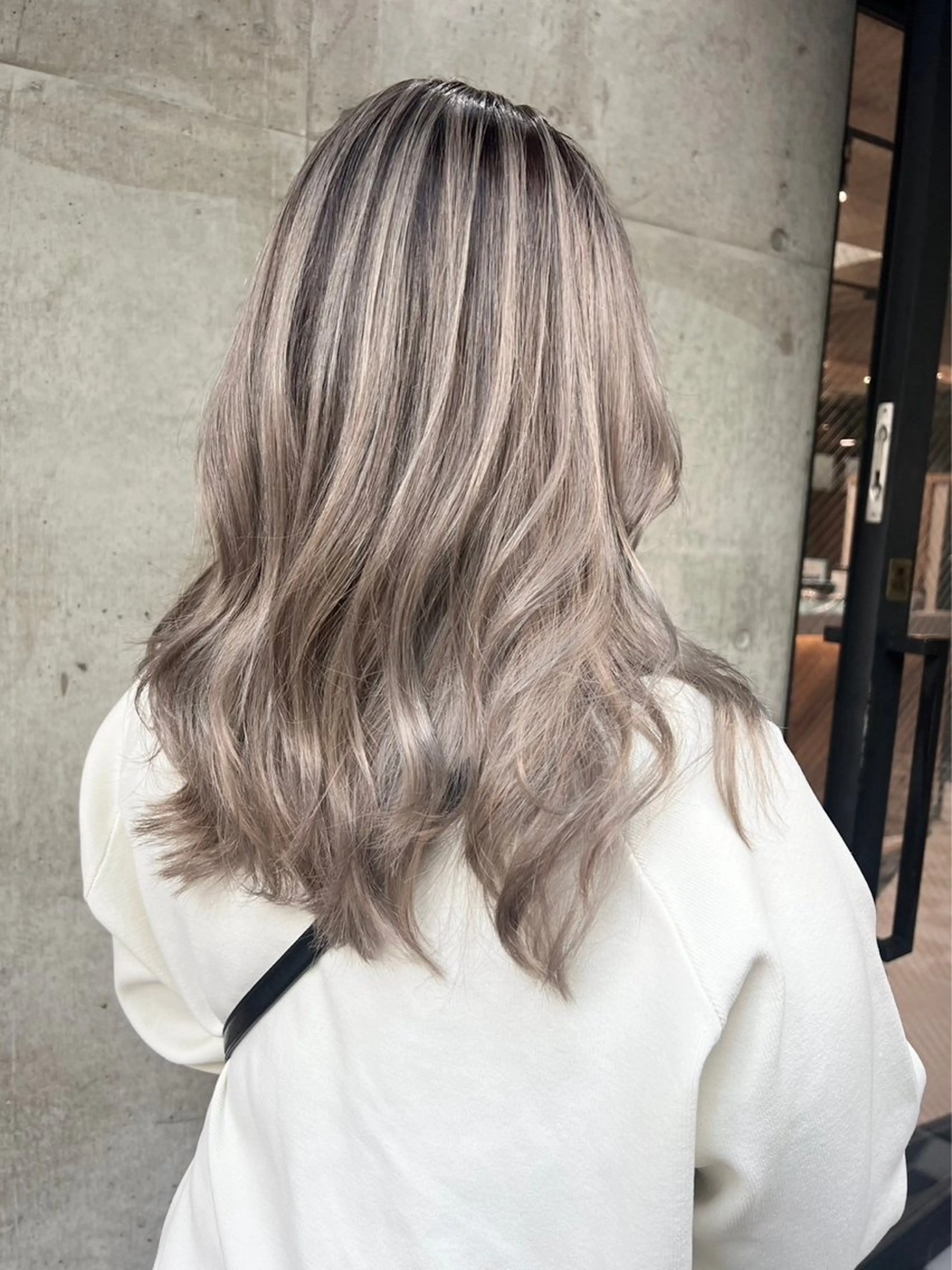 セミロング 🫧ハイライトカラー 🫧 𝓜𝓘𝓤のヘアスタイル