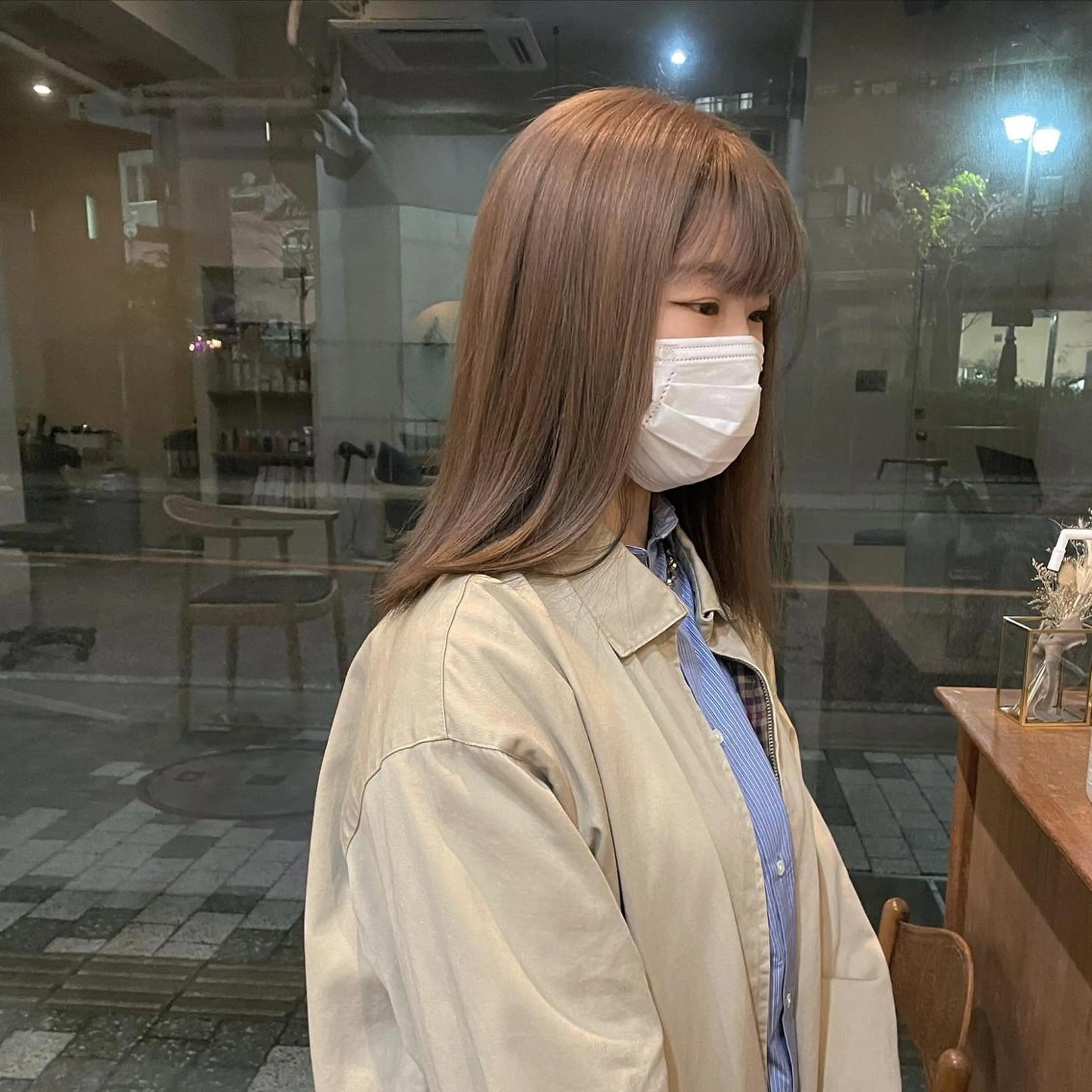 ミディアム あやか/ベージュ /透け感カラーのヘアスタイル