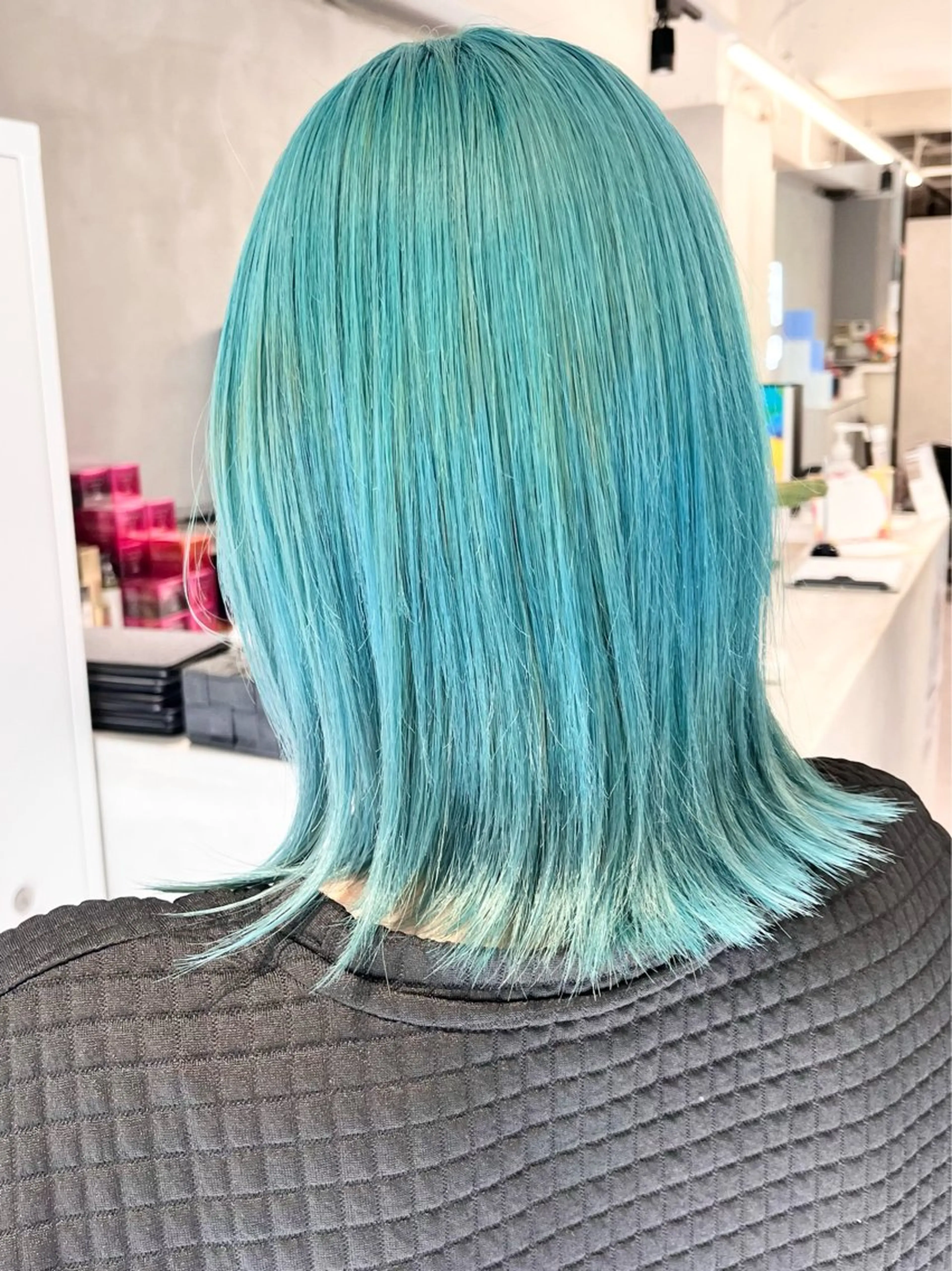 ショート カラー 前下がりボブ ブルーカラー デザインカラー ダブルカラー ハイトーンカラー デザインカラー 小西勇次のヘアスタイル