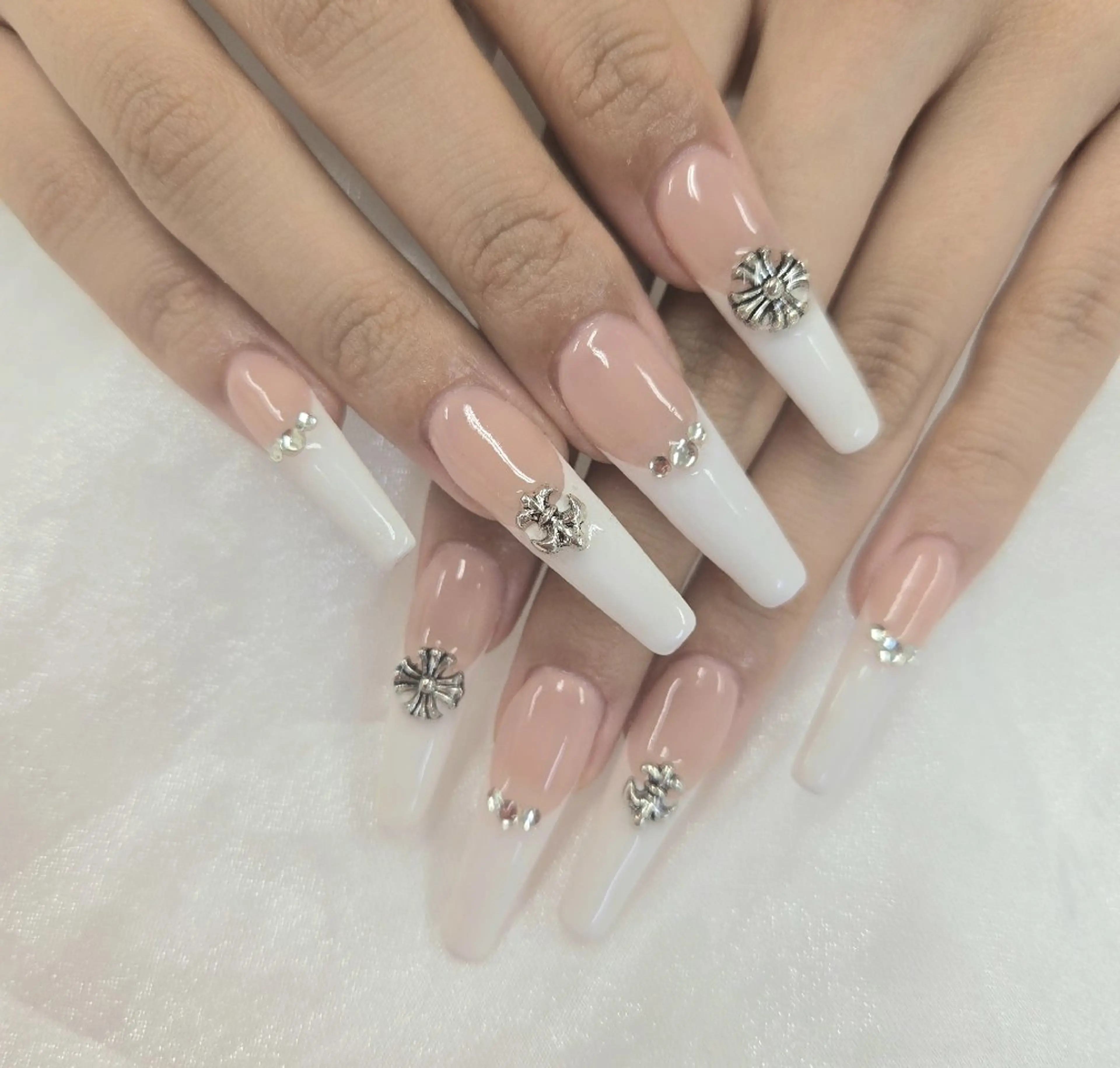 ネイル アートネイル オーロラネイル チークネイル ジェルネイル グラデーション ハンドネイル スカルプ指名No.1 河野　雑誌掲載サロンのネイルデザイン