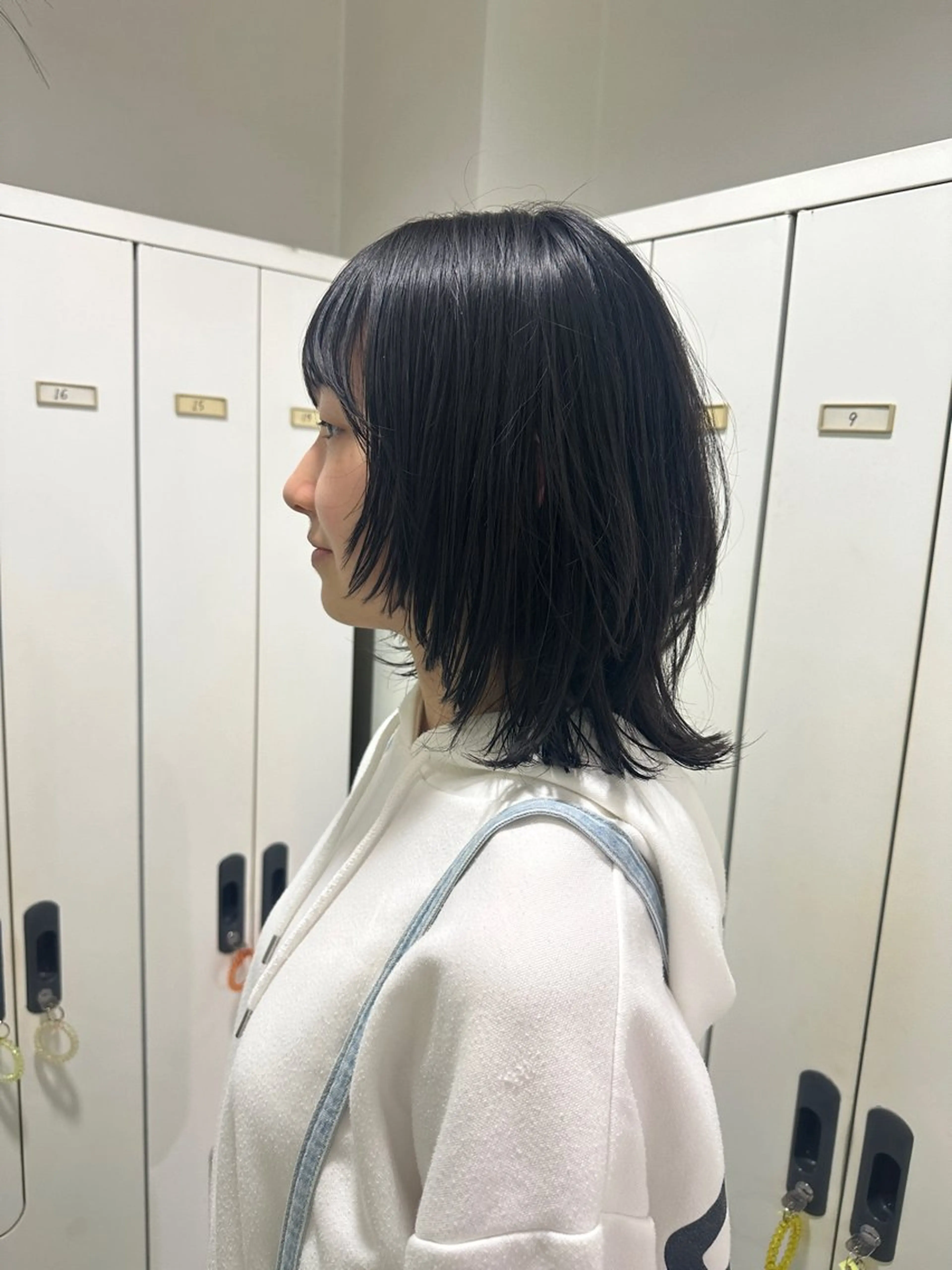 ミディアム ウルフカット レイヤー 艶々カラーのヘアスタイル
