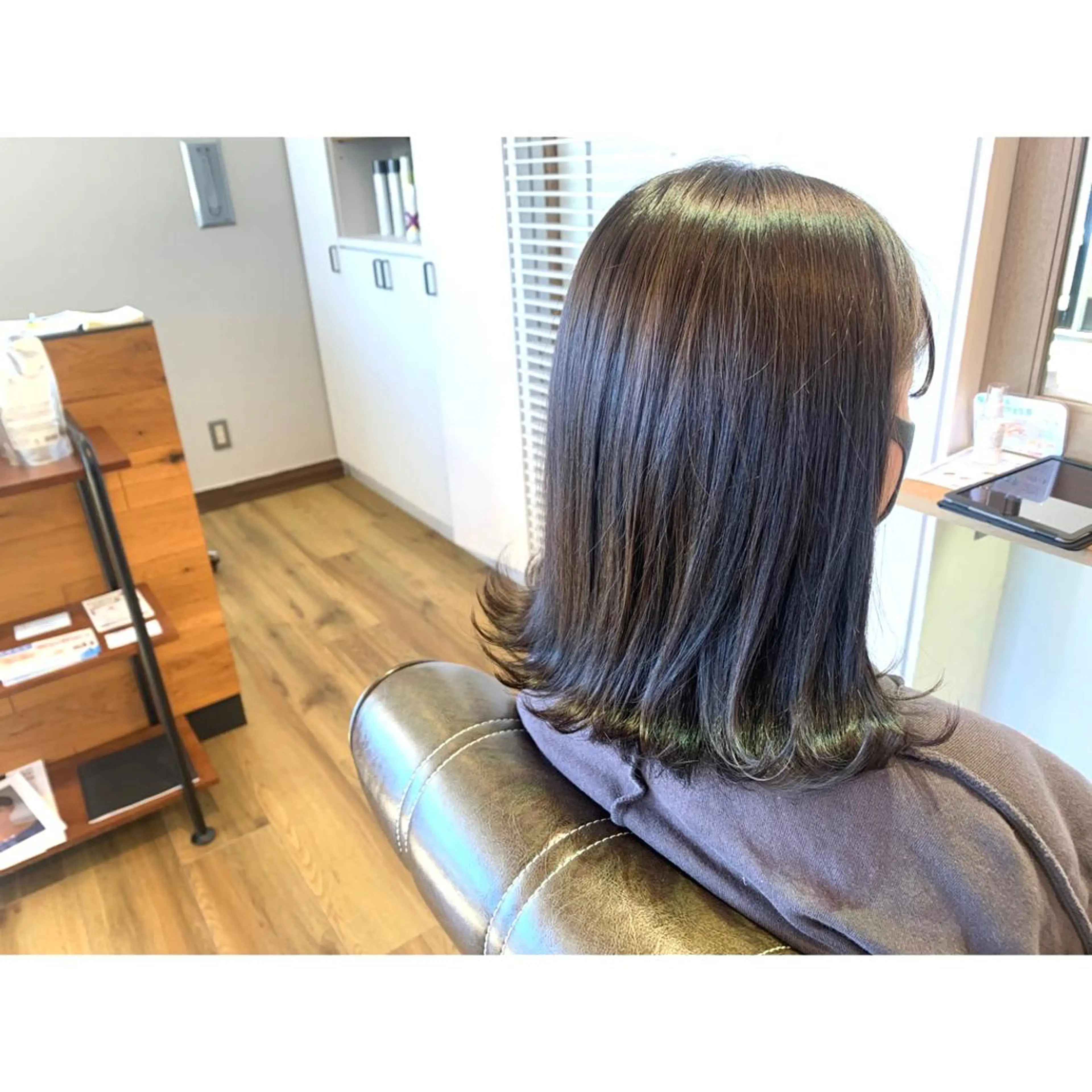 セミロング カラー 黒髪 ブルーカラー ブルーブラック ヘアカラー トリートメント ツキダテ ユイのヘアスタイル