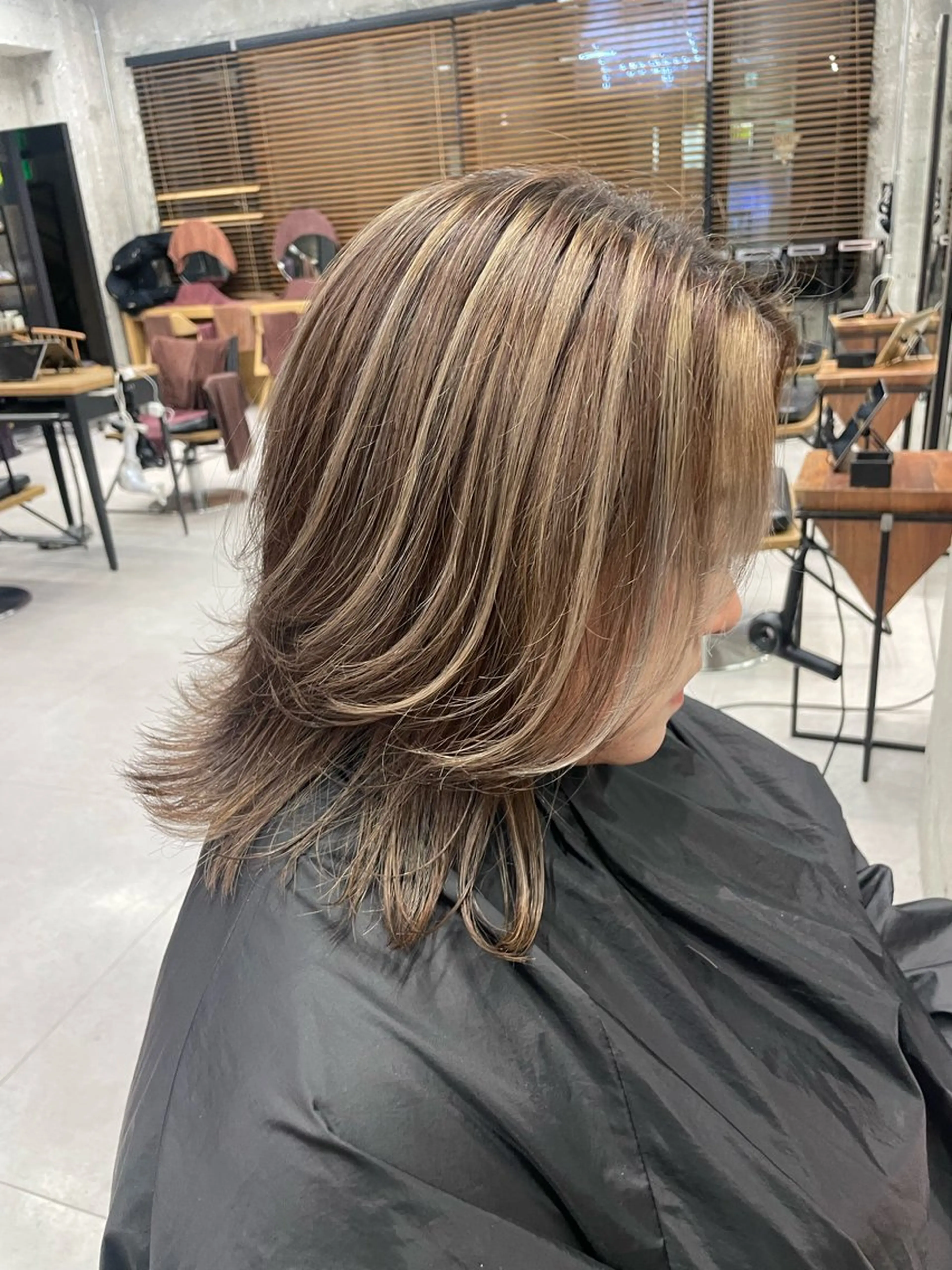 セミロング ハイライト 🫧ハイライトカラー 🫧 𝓜𝓘𝓤のヘアスタイル