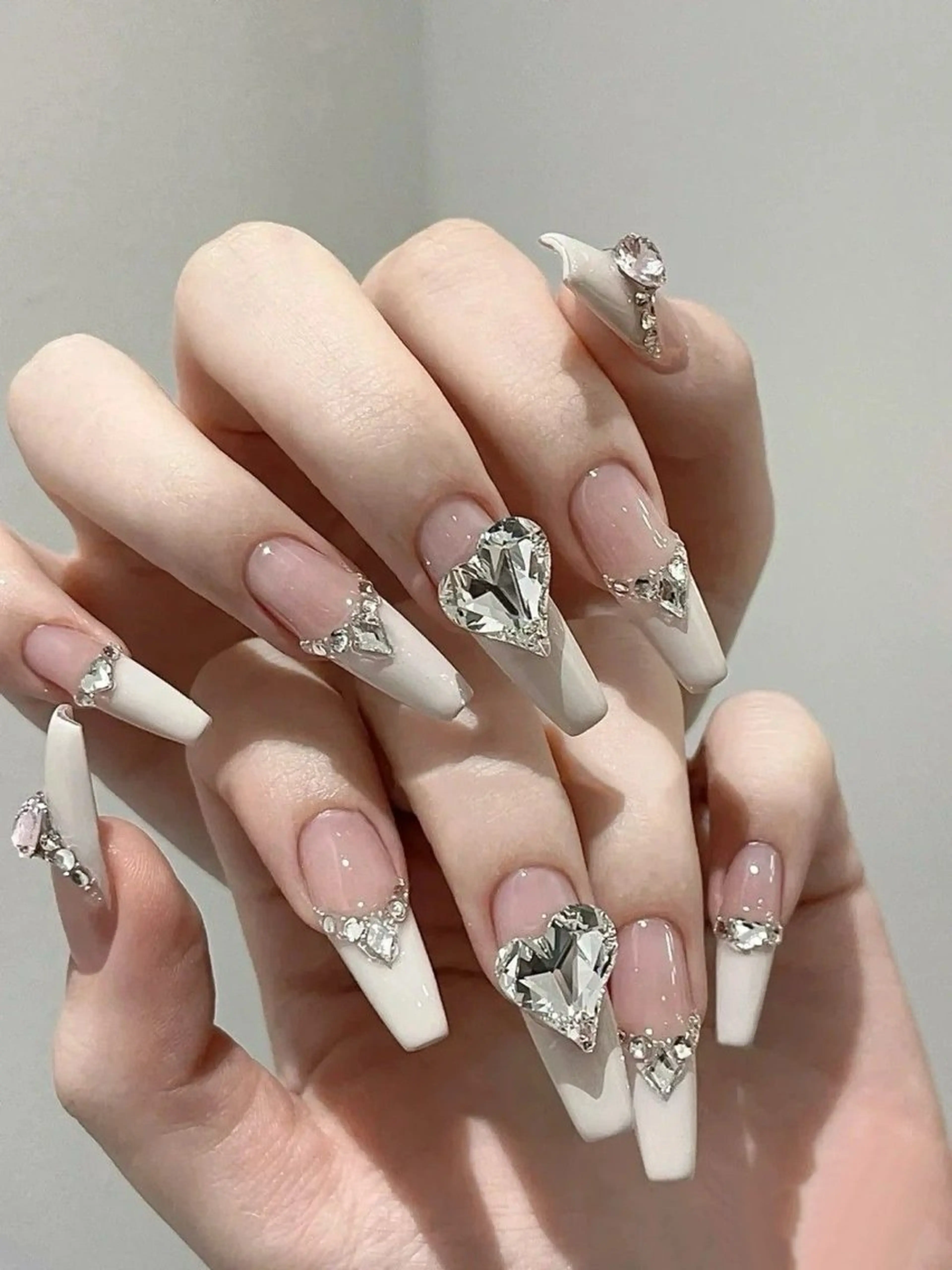 ネイル ジェルネイル キラキラネイル ストーンネイル ann_ nailのネイルデザイン