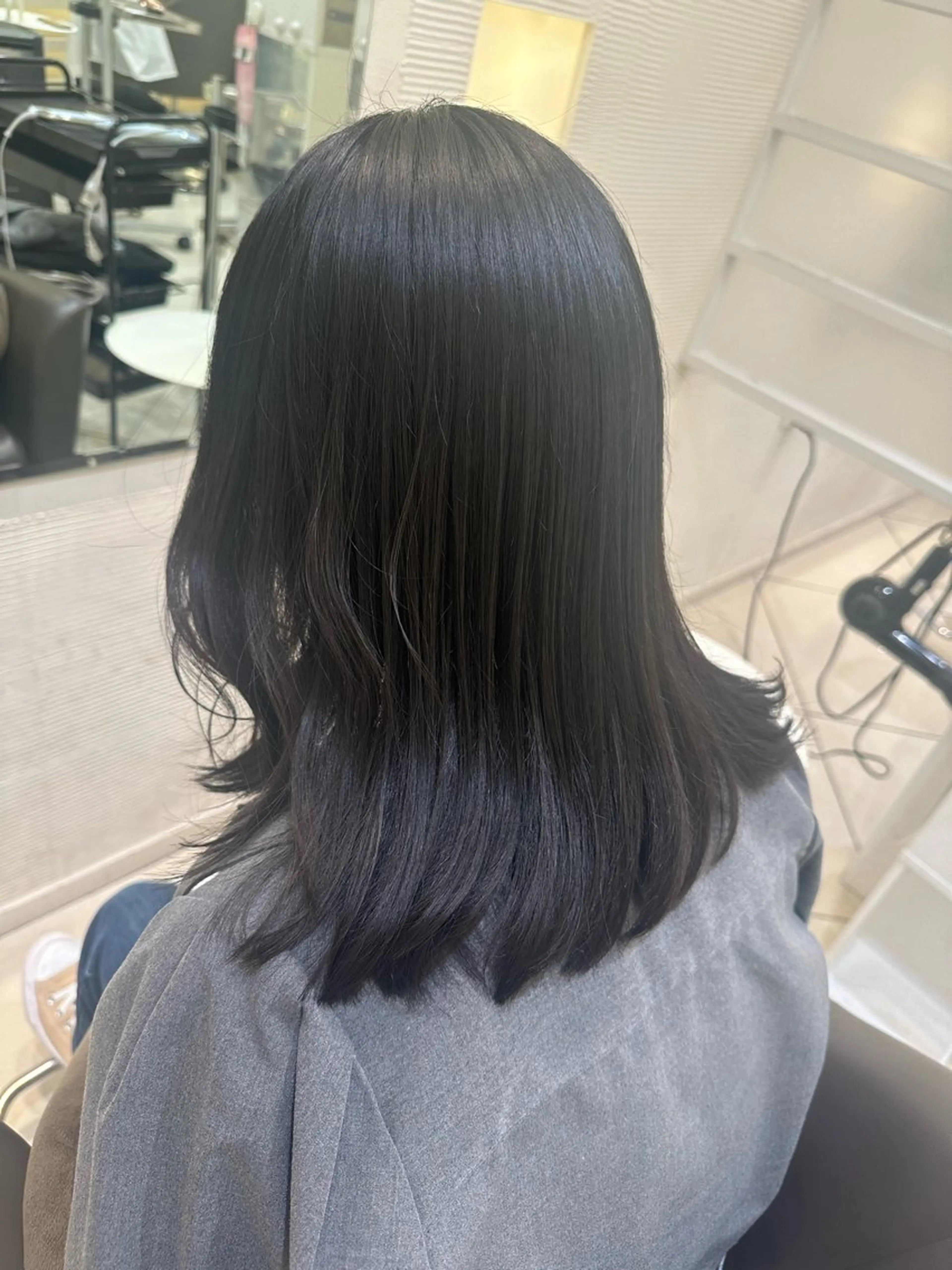 ミディアム カラー タイトボブ個性派カラ ーAKANEのヘアスタイル