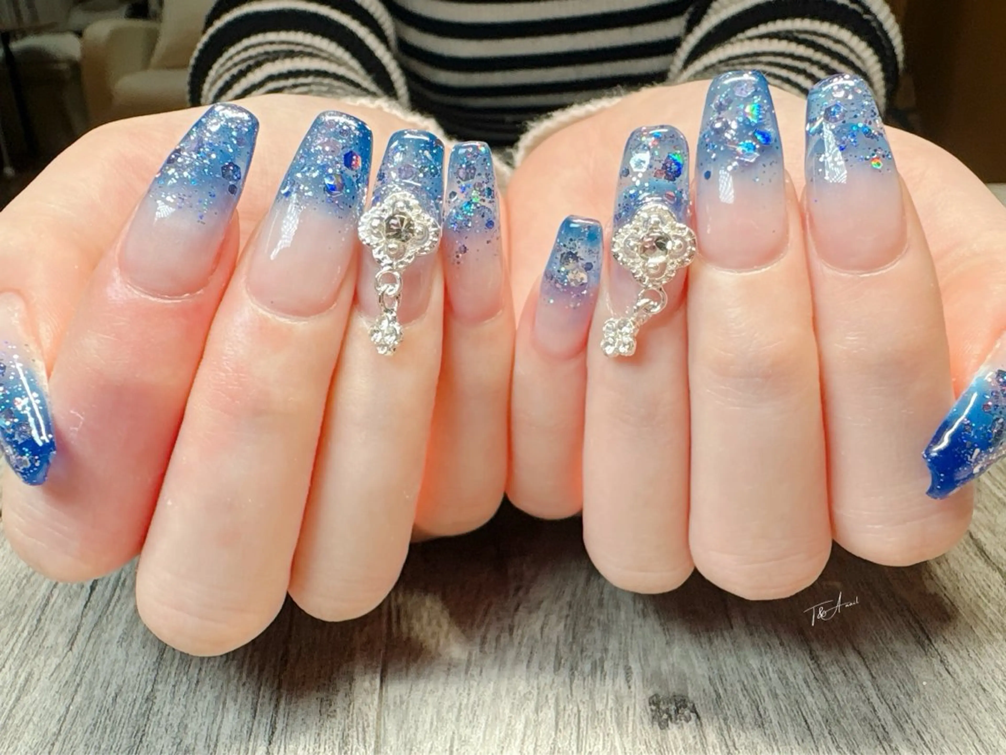 ネイル ブルー 長さ出し ジェルネイル グラデーション キラキラネイル T&A nailのネイルデザイン