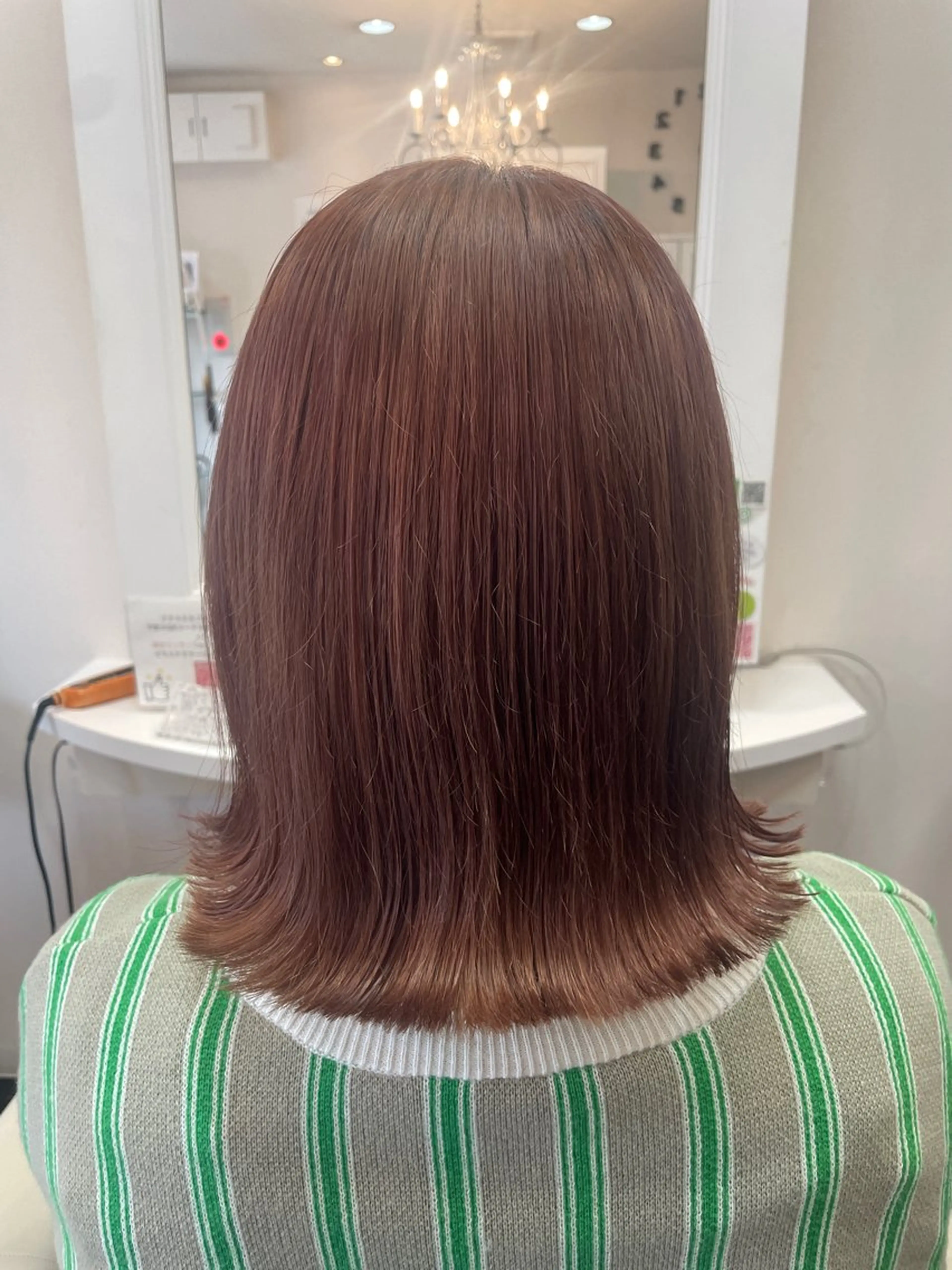 ミディアム 外ハネヘア カット 秋山 麗奈のヘアスタイル