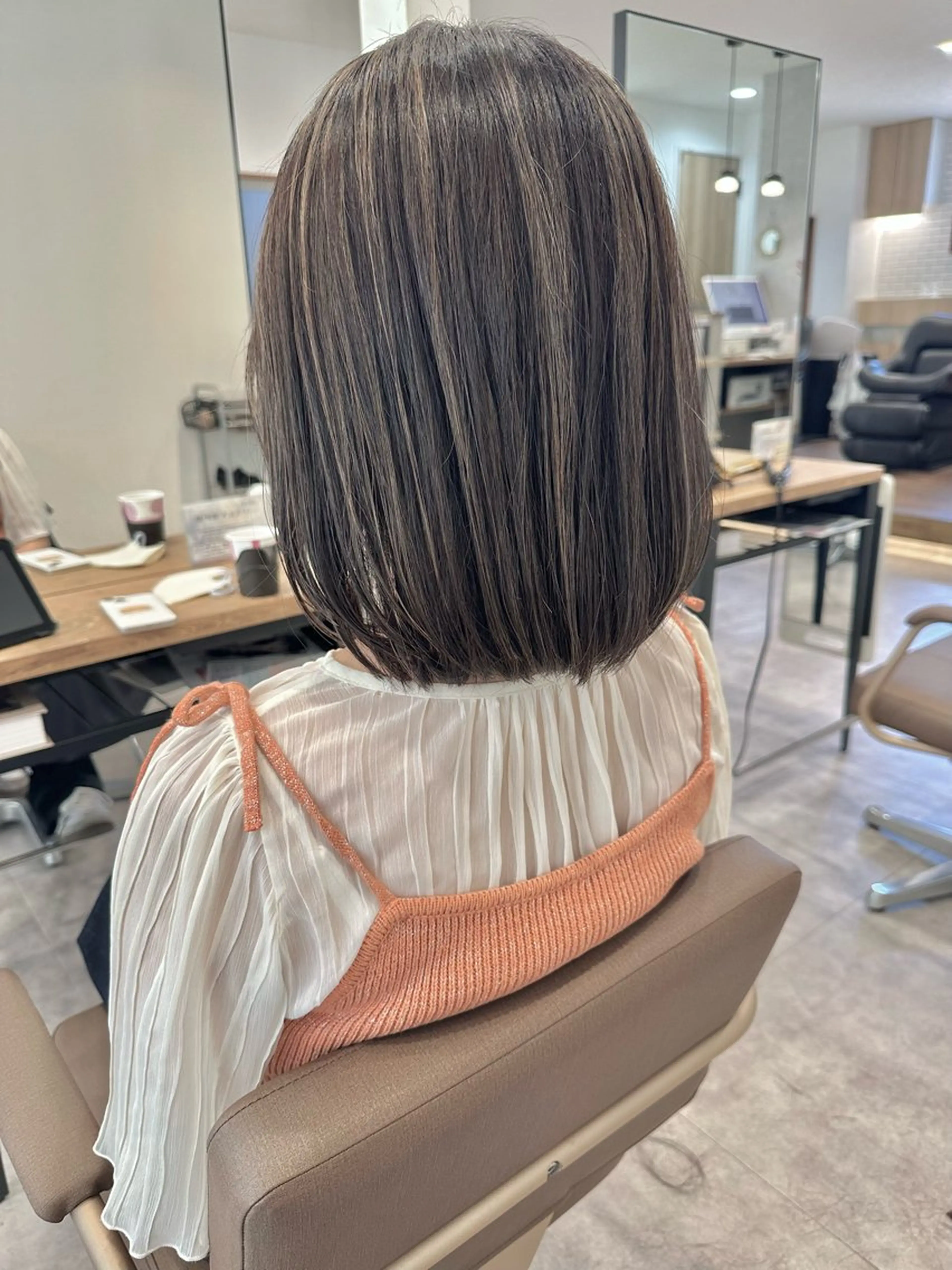 ミディアム カラー カット ヘアカラー 白髪ぼかしハイライト レイヤー川口　元気のヘアスタイル