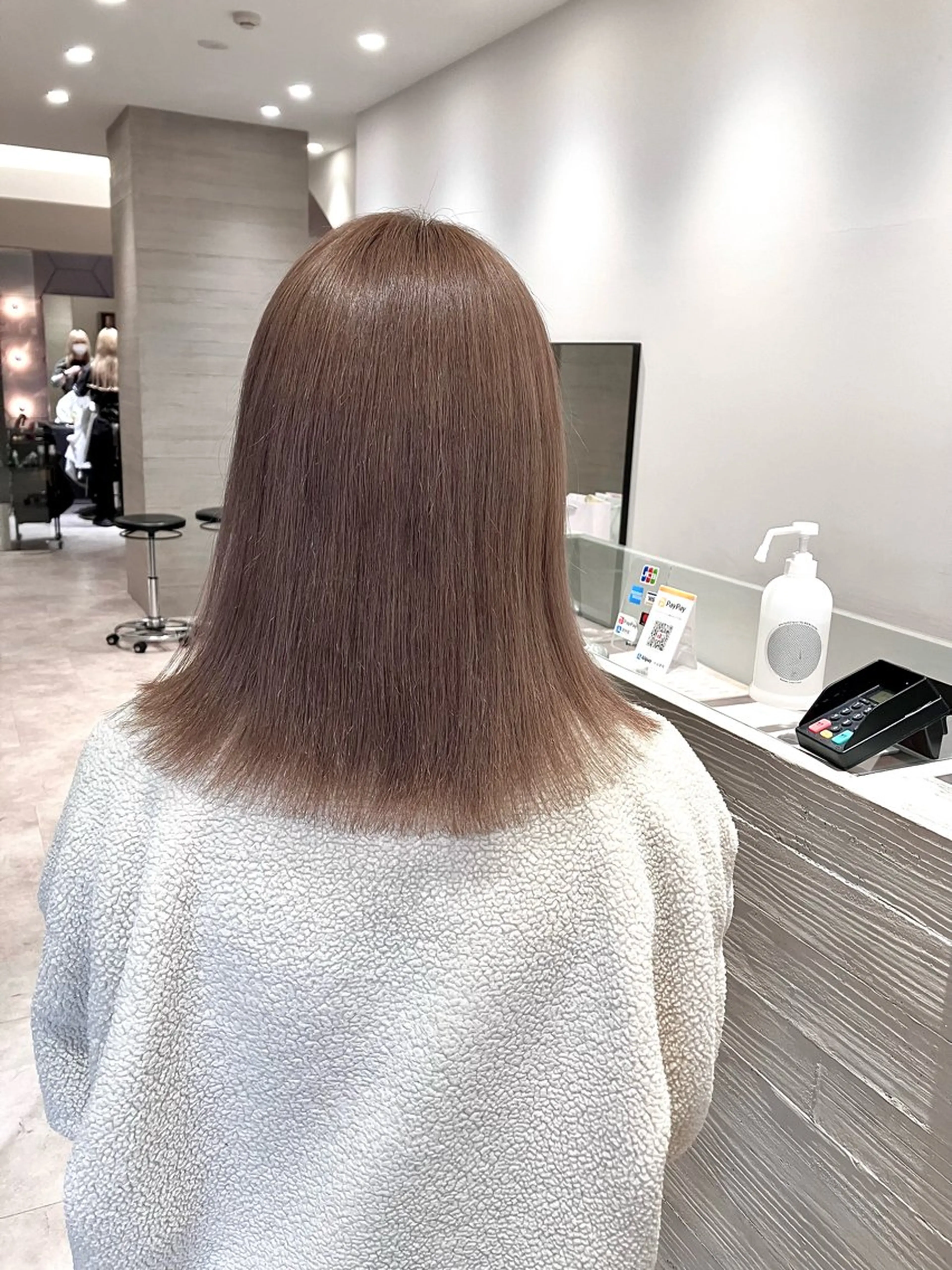 セミロング カラー サキ🤍ハイトーン 🩰くびれ巻きヘアのヘアスタイル