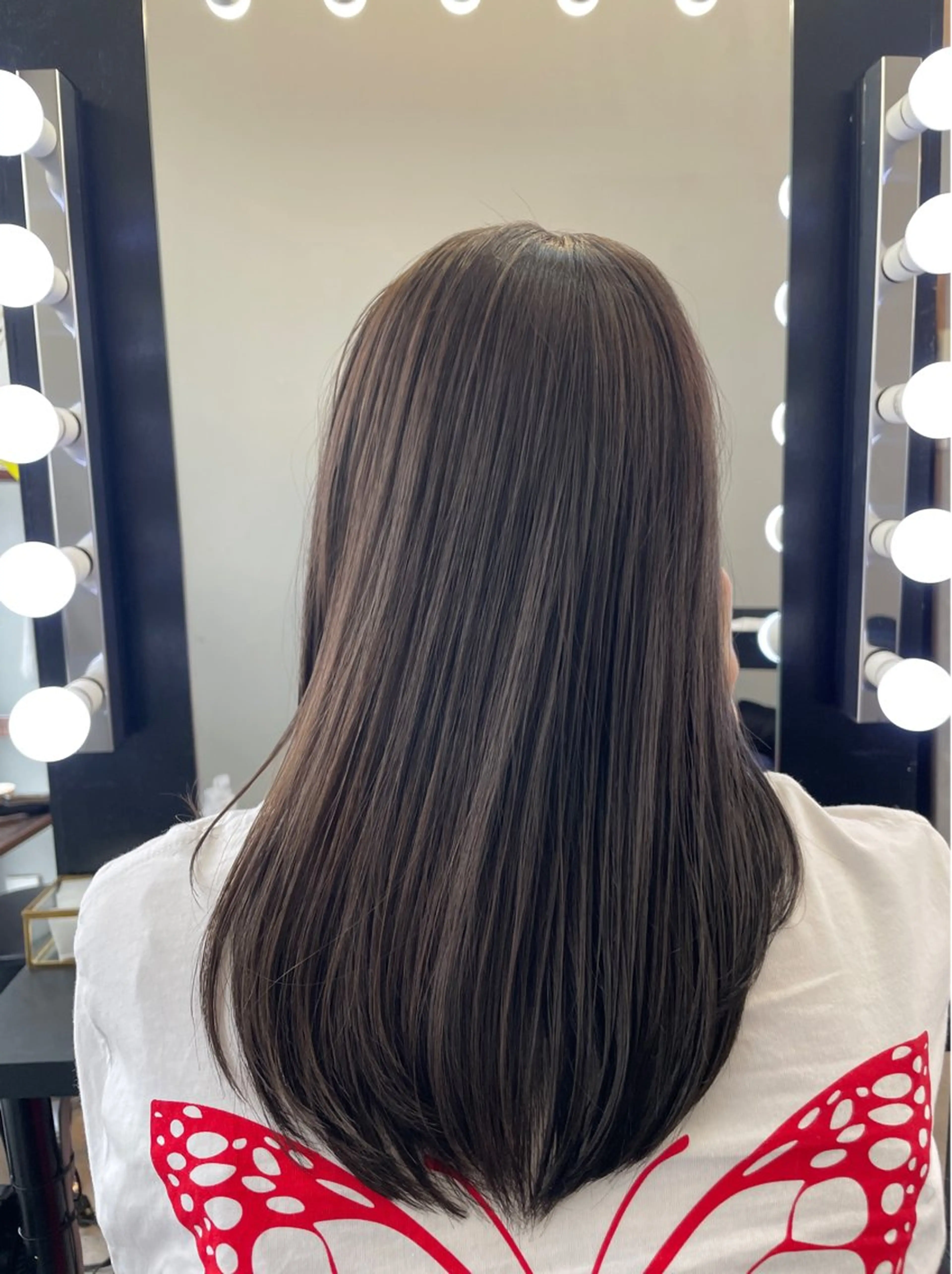 セミロング カラー アッシュ オリーブアッシュ 顔まわりレイヤー 顔周りカット レイヤーカット カット ヘアカラー トリートメント ブリーチなし透明感 タケザワミキのヘアスタイル