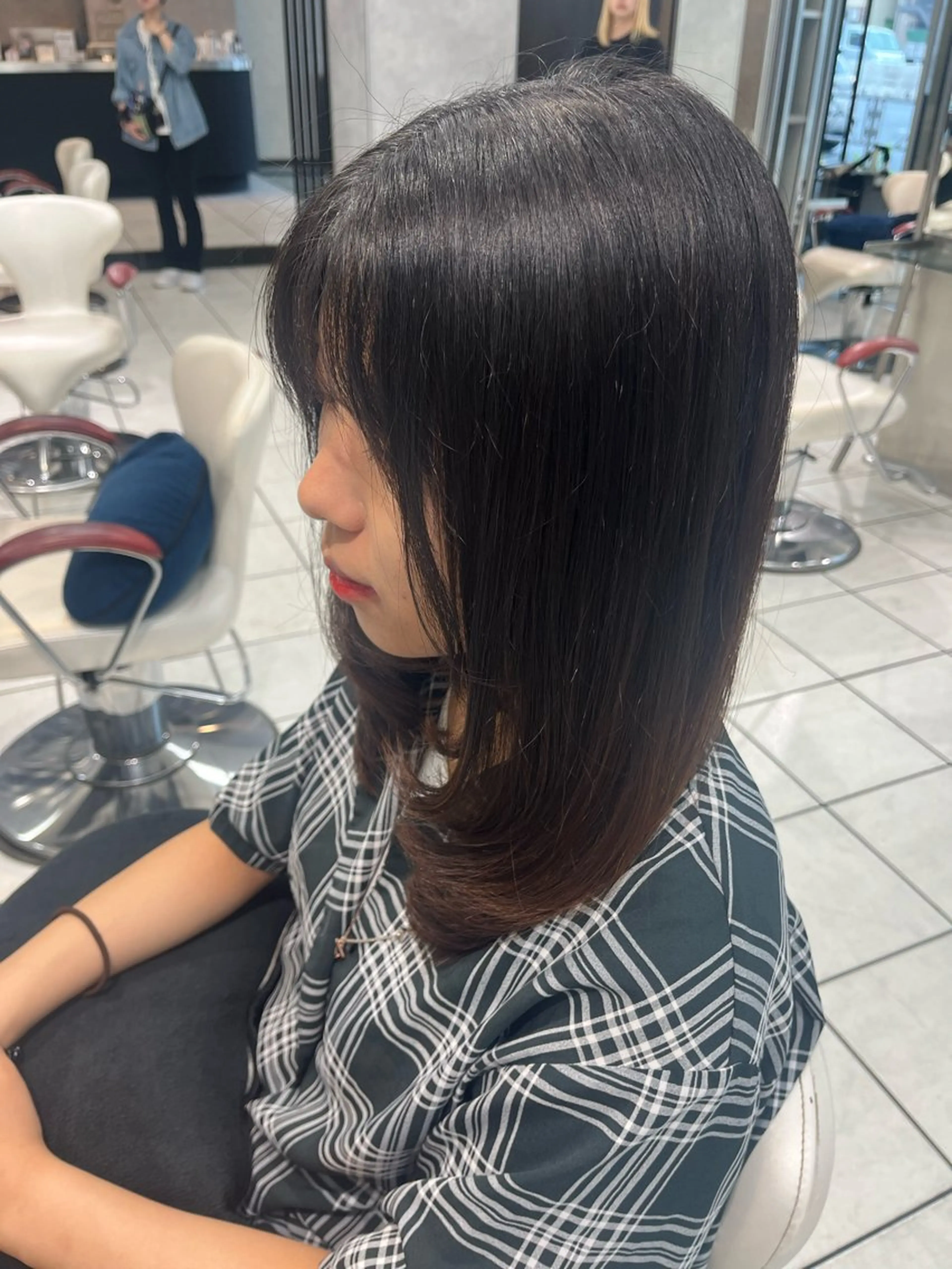 セミロング アートディレクター 尾内 友美のヘアスタイル