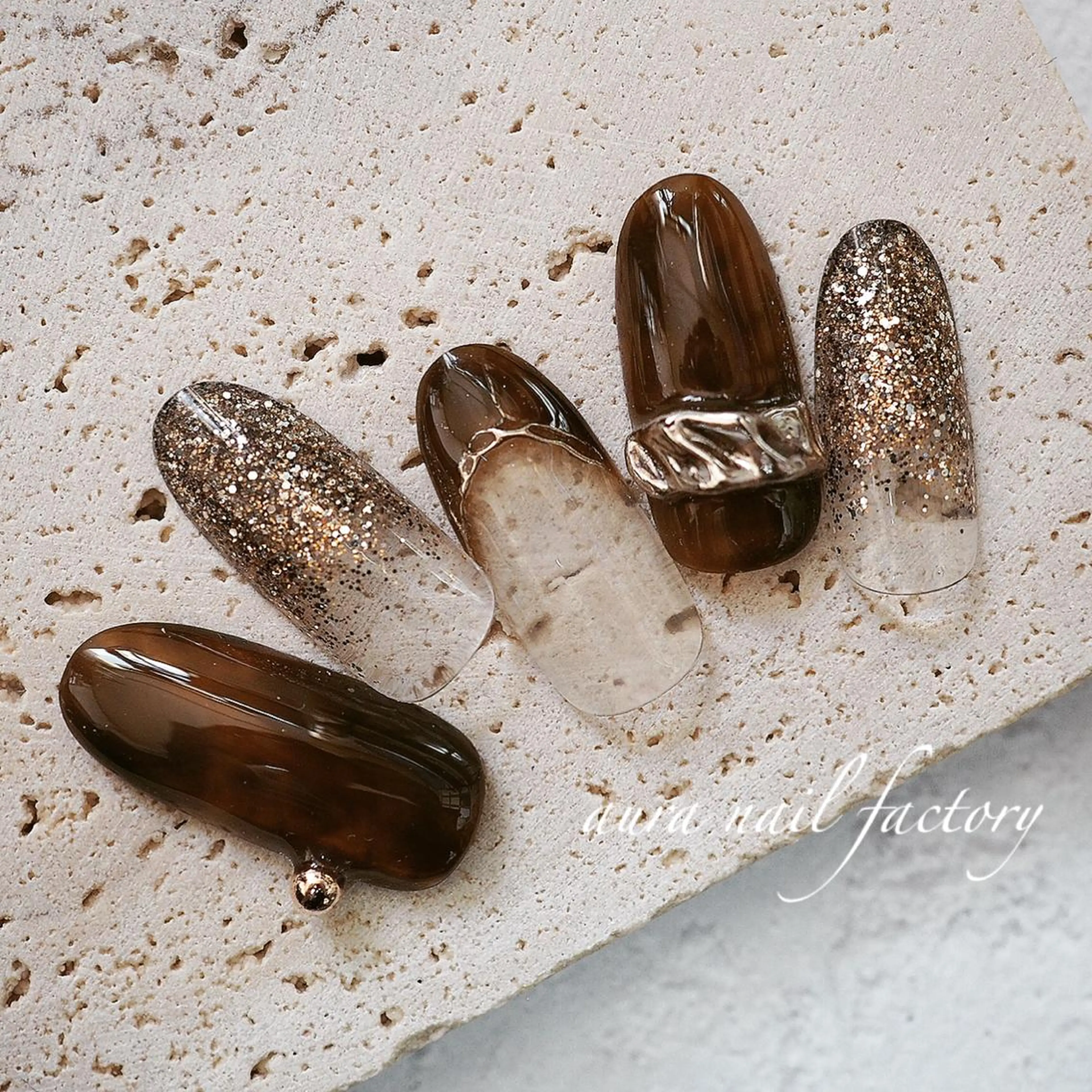 ミディアム カラー ネイル べっ甲ネイル 赤色 赤羽 aura 深爪を断らない✨のネイルデザイン