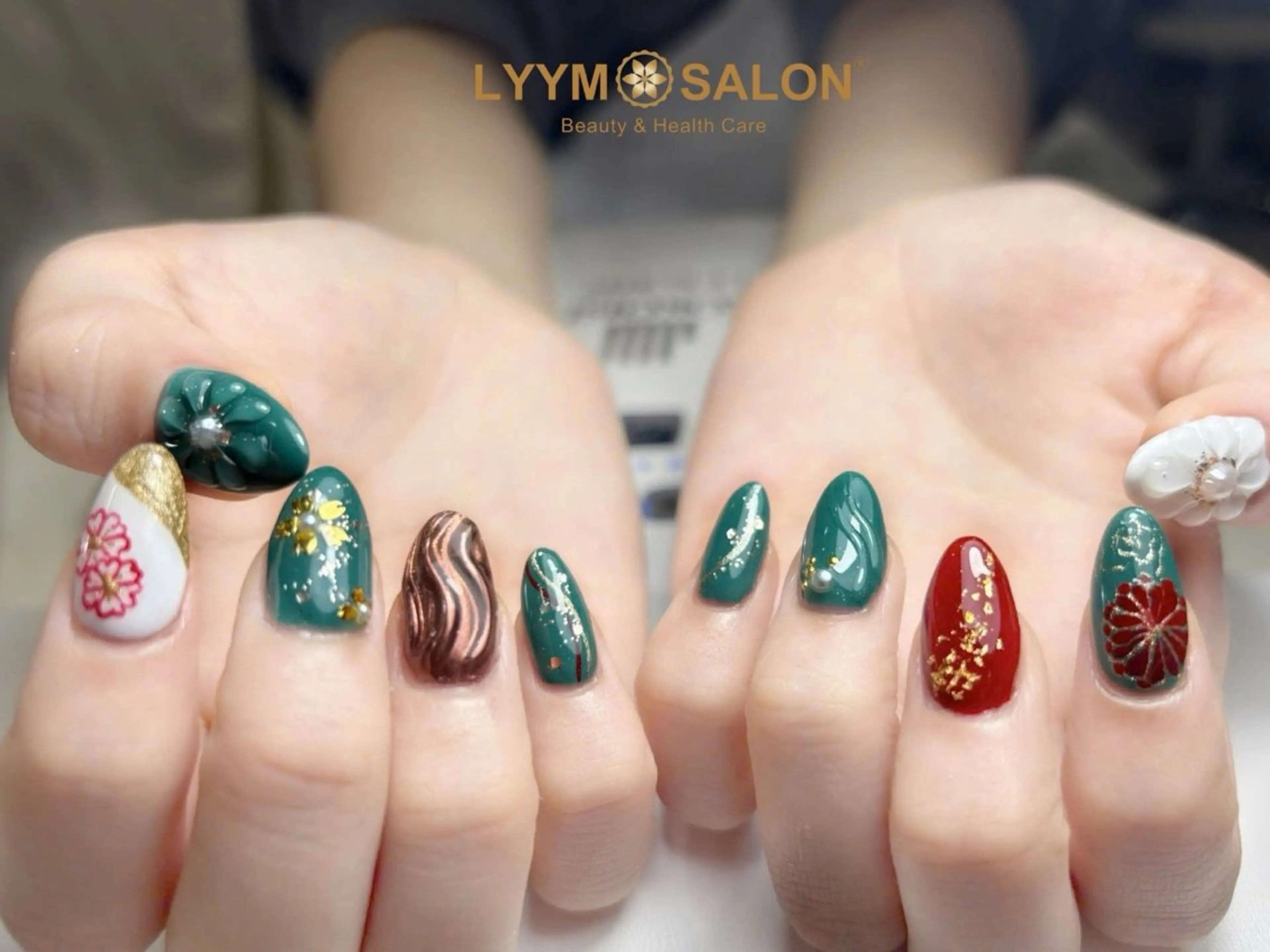 ネイル 成人式 フラワーネイル グリーン ニュアンスネイル ぷっくりネイル LYYM Salonのネイルデザイン