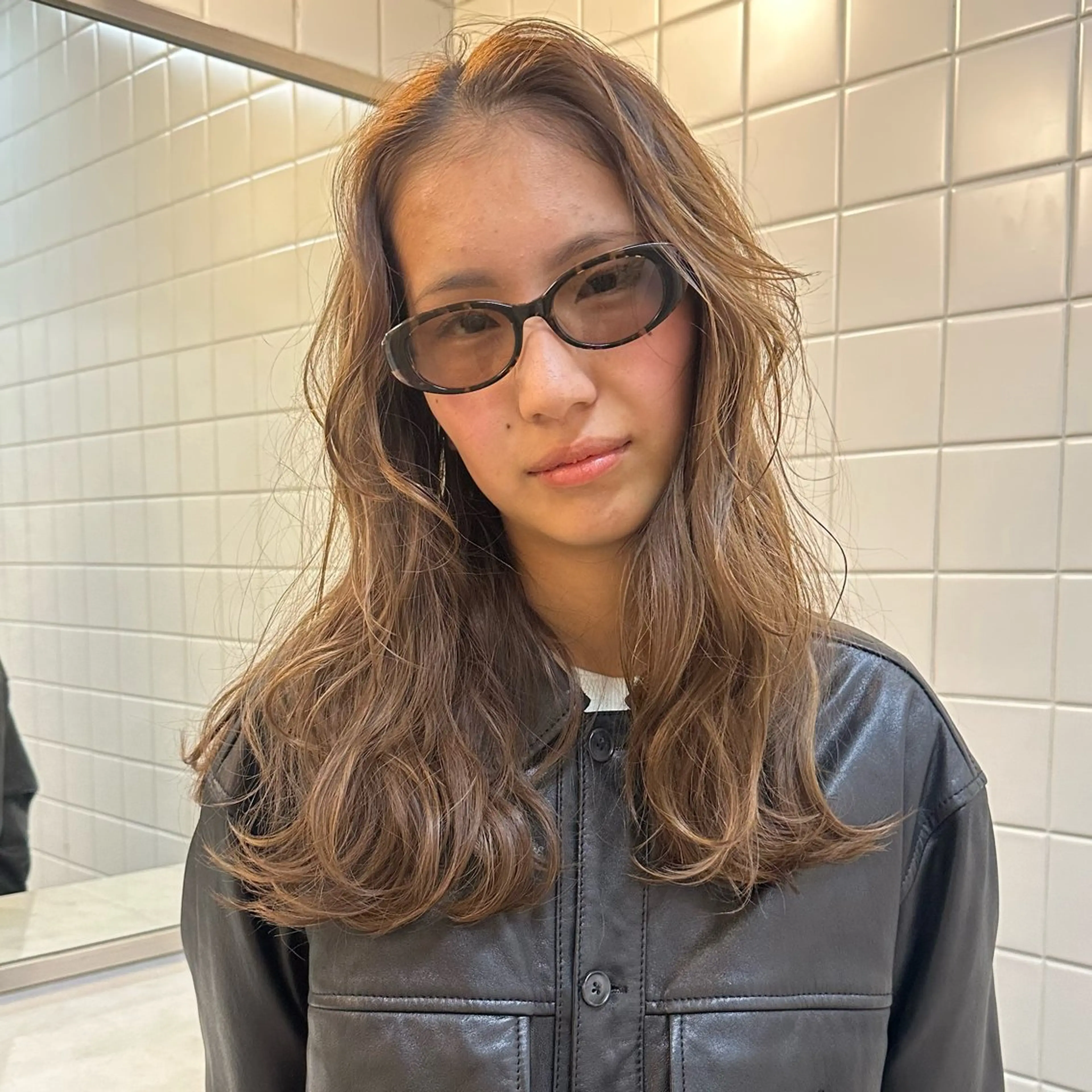 セミロング レイヤーカット KURO 艶カラー レイヤーカットのヘアスタイル