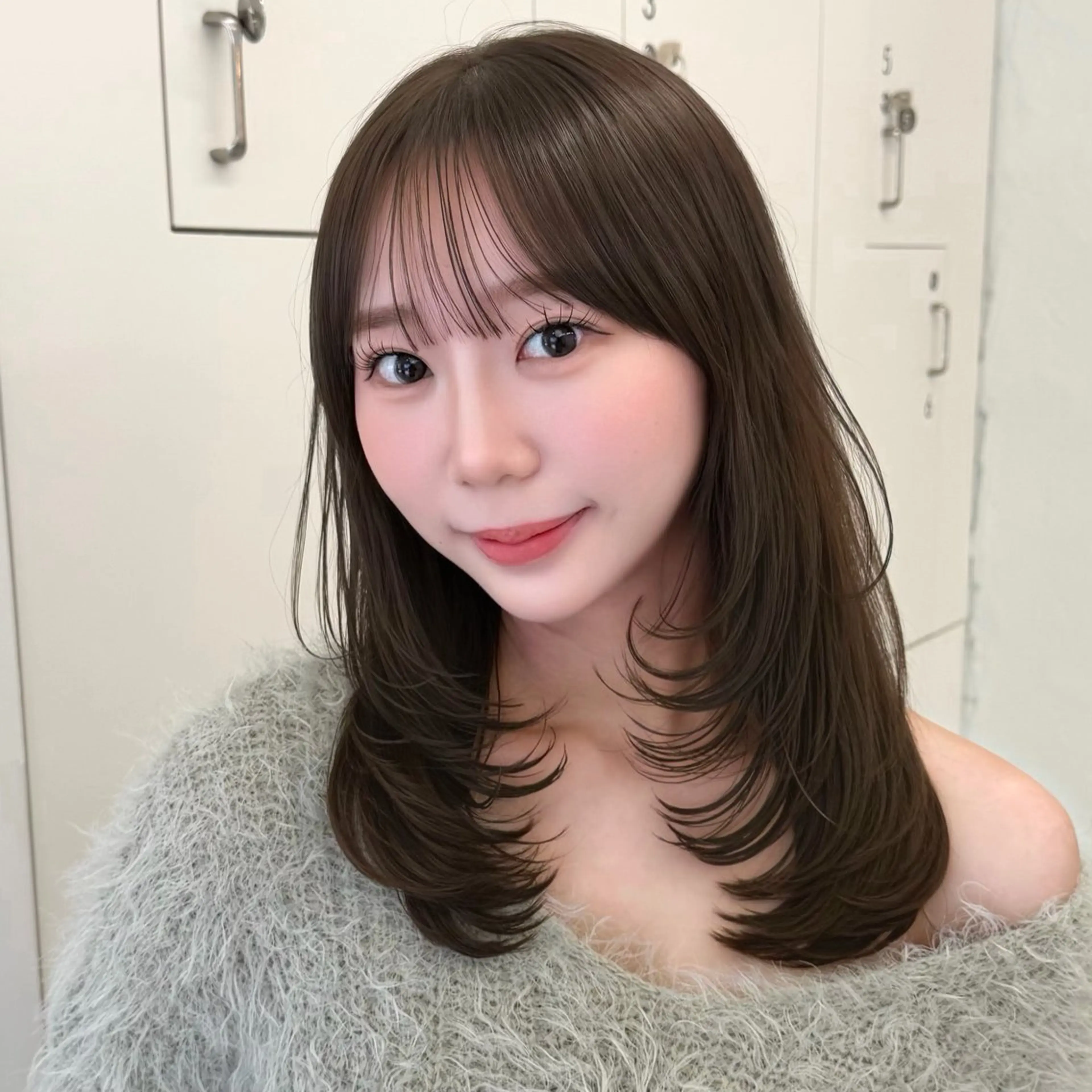 ミディアム カット ヘアカラー トリートメント mei / レイヤー 顔まわり 🤍のヘアスタイル