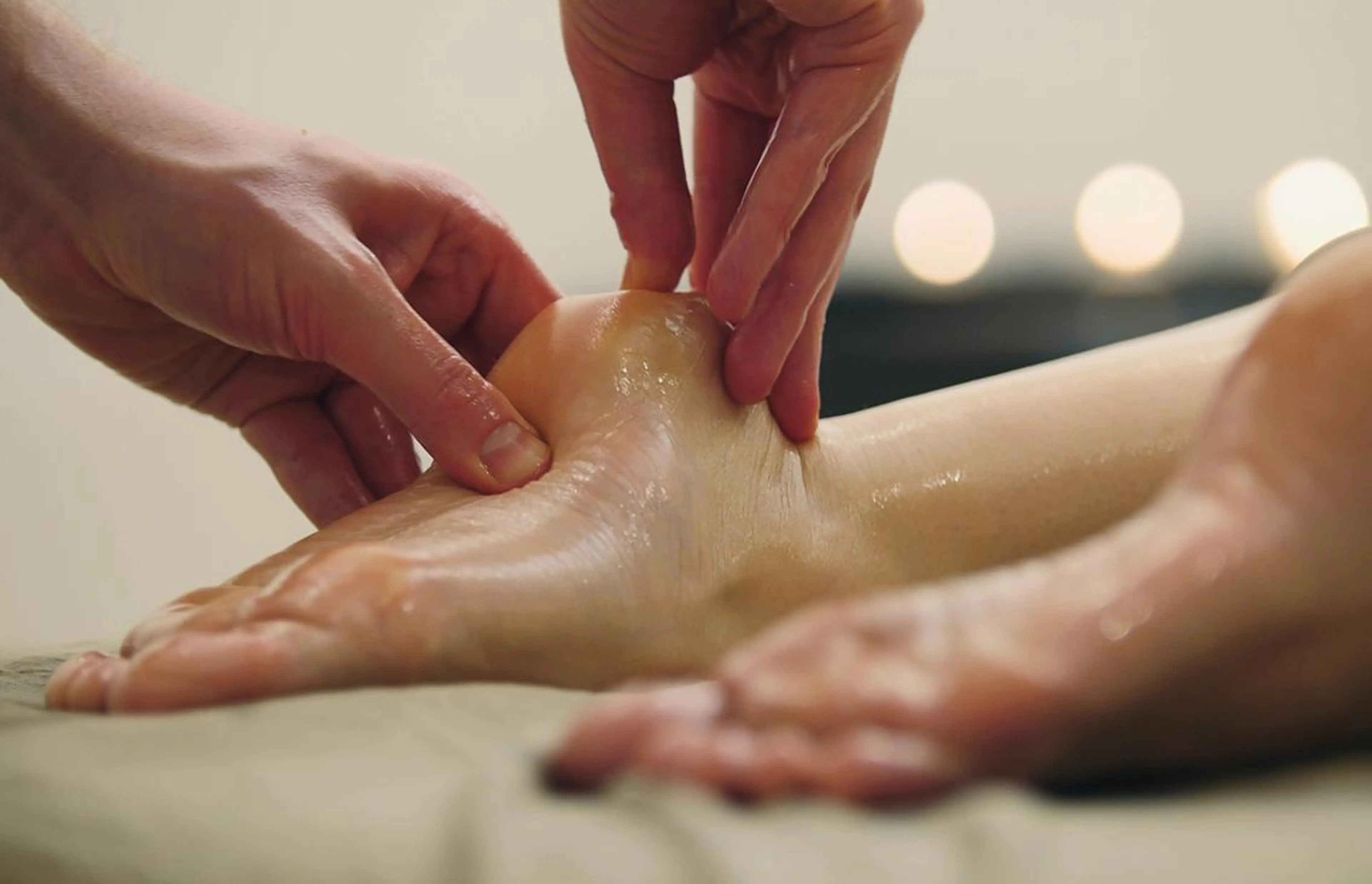 ★新規限定★【最高に気持ち良い】指圧40分＋首リンパ20分＋足リンパ20分＋ヘッドスパ10分　90分の写真