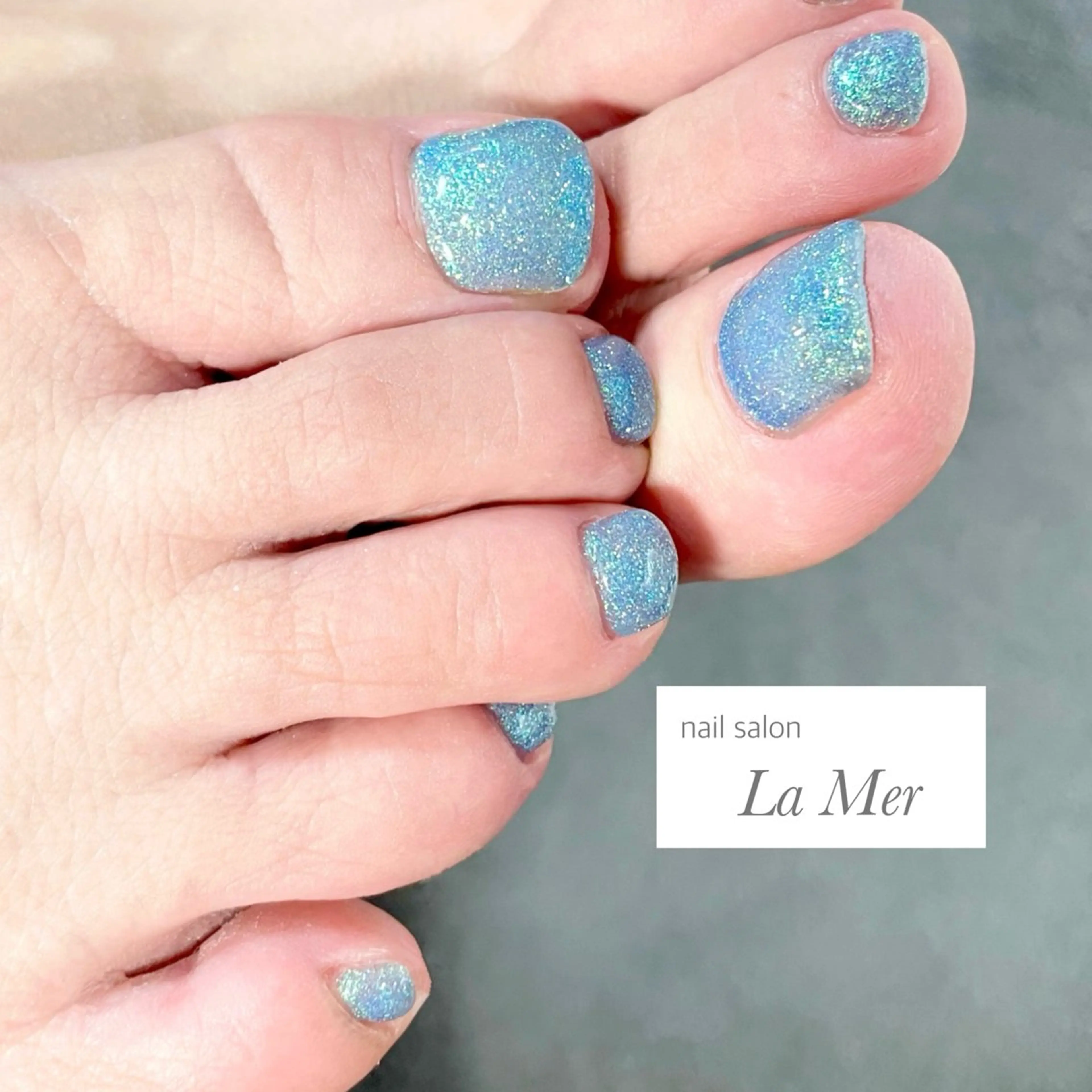 ネイル ブルー フラッシュネイル フットネイル ジェルネイル キラキラネイル フットネイル nailsalon La Merのネイルデザイン